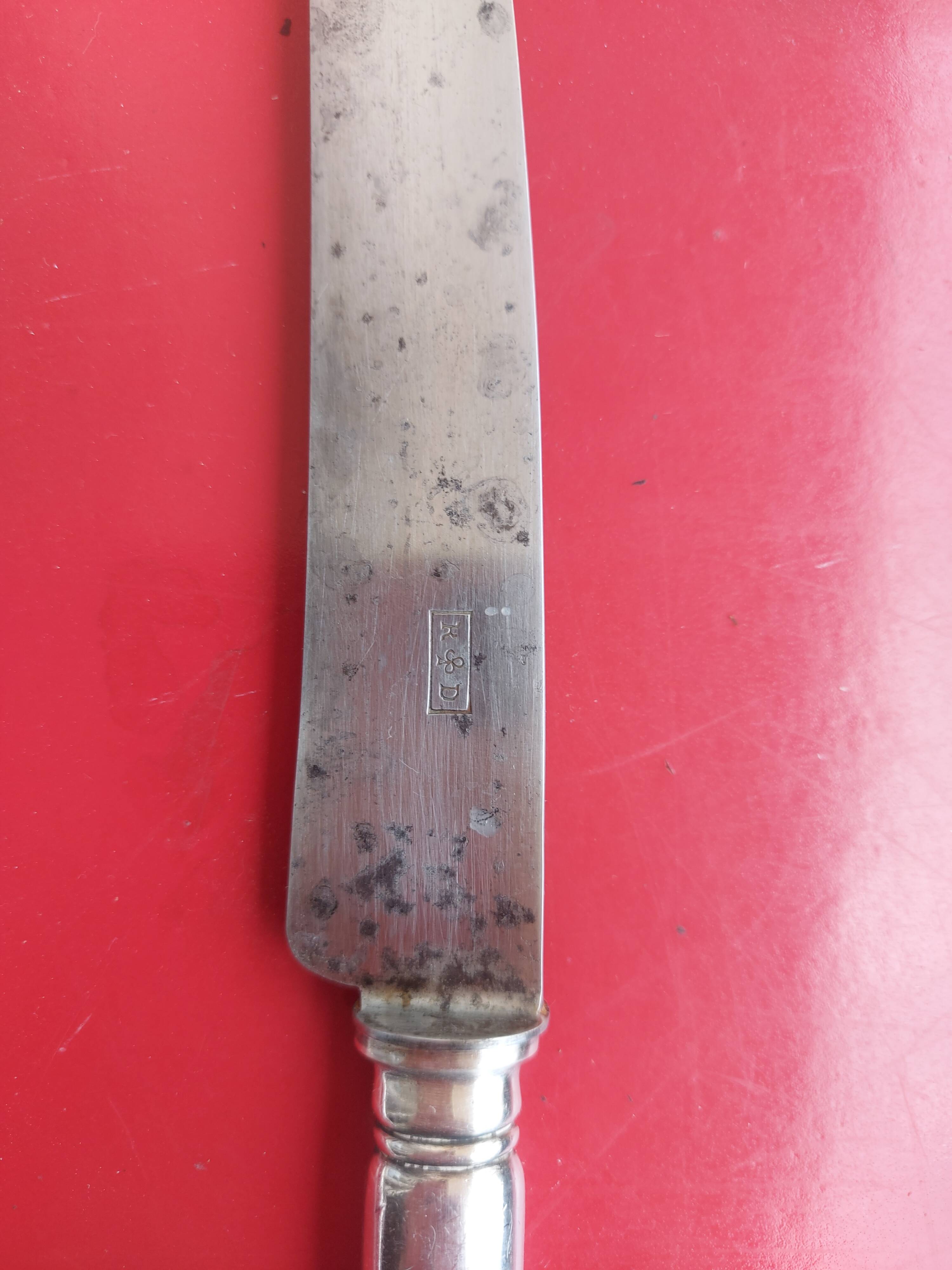 Monogrammed leg service, Ravinet d'Enfer