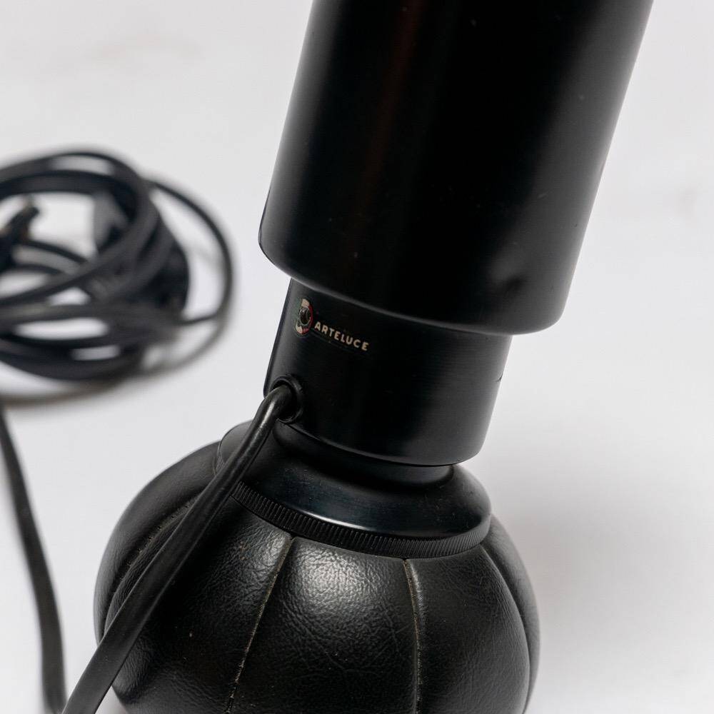 Vintage Italian 600 table lamp by Gino Sarfatti for Arteluce, black body & base