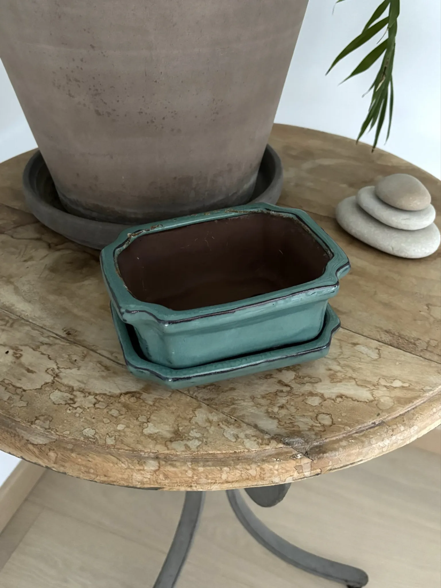 Light green ceramic flower pot