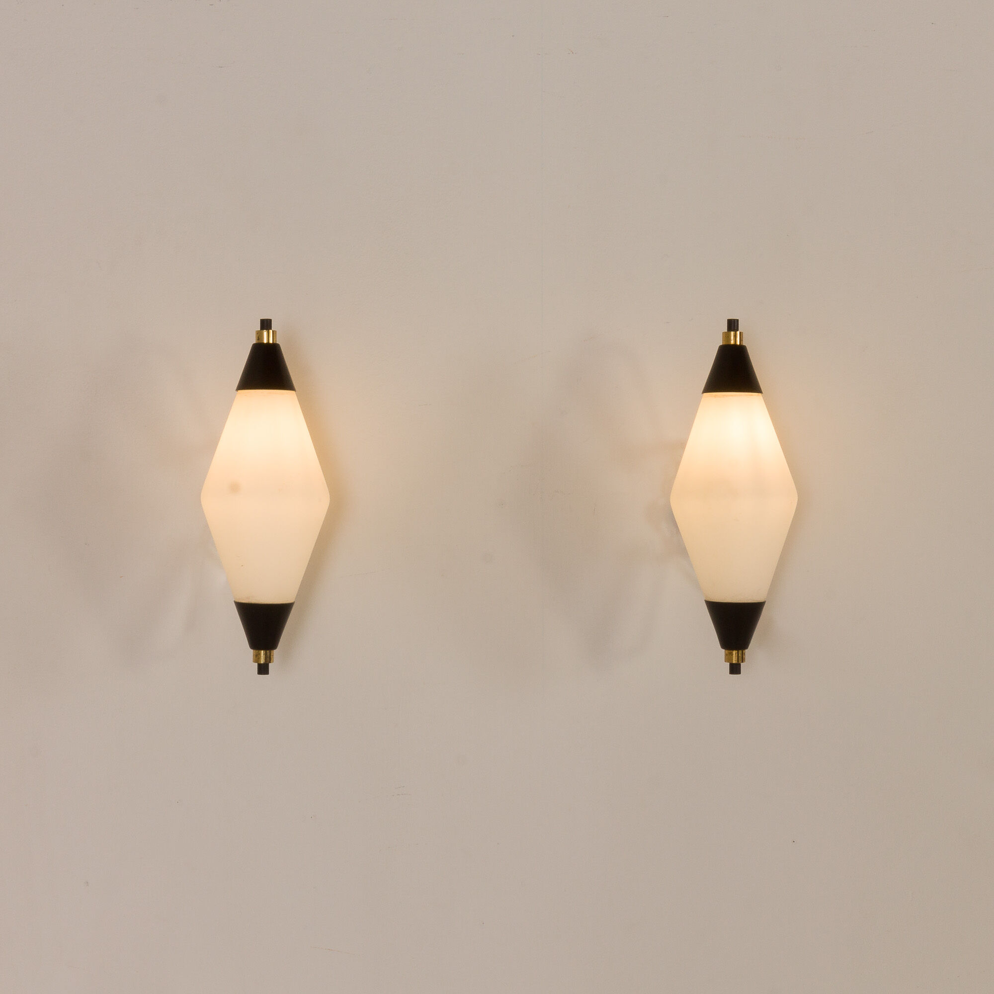 Paire de lampes murales italiennes du milieu du siècle attribuées à Stilnovo, années 1960.