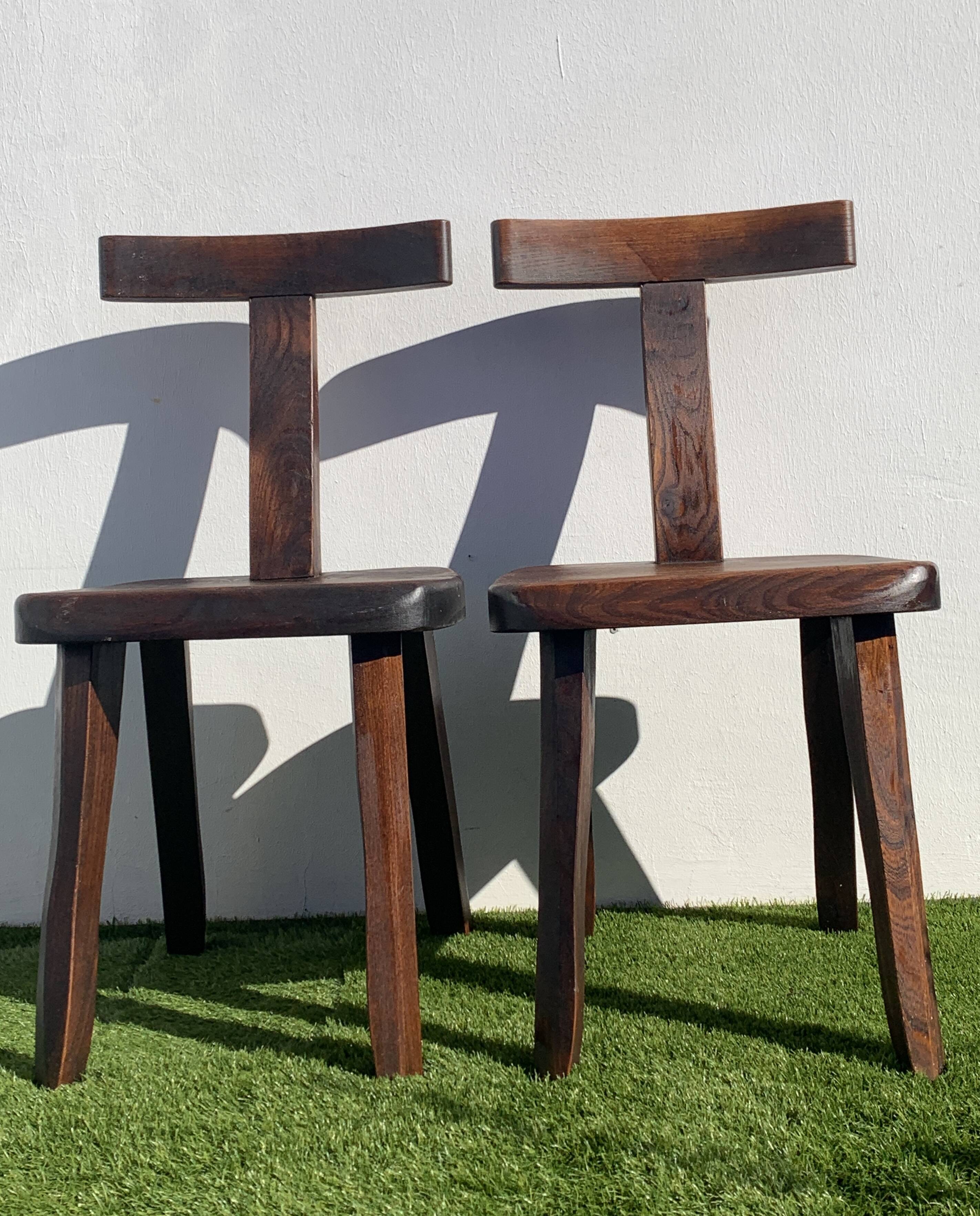 Pair of brutalist T-shaped chairs, solid Aranjou elm, design Olavi Hanninen, 1970