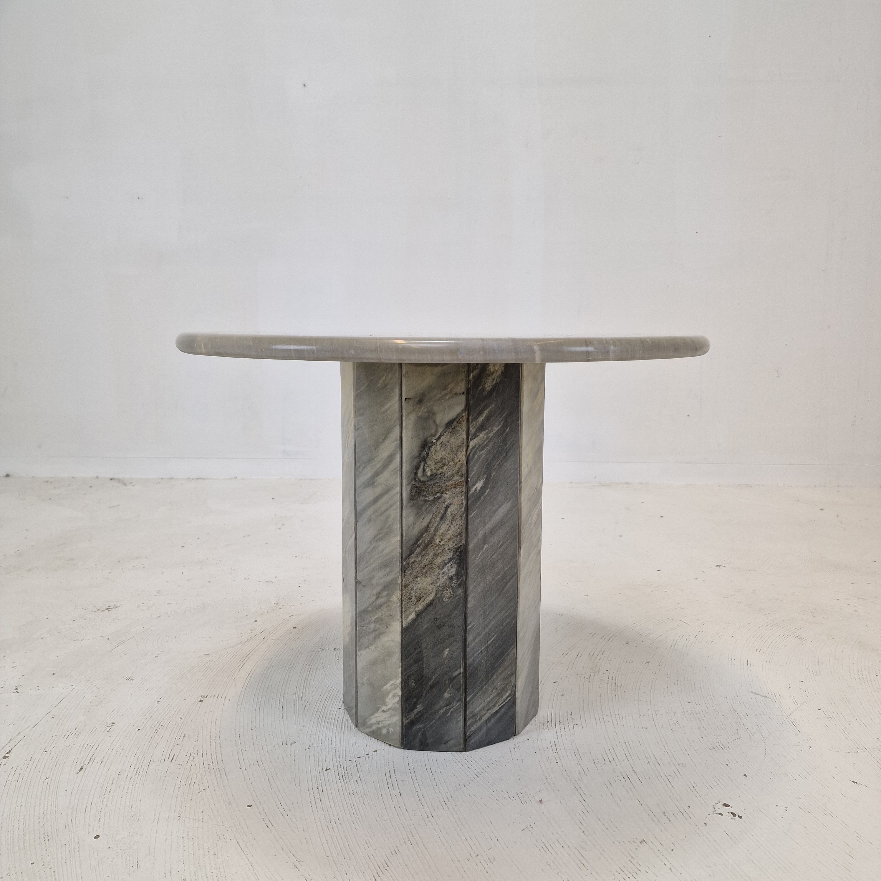 Round italian marble coffee or side table, 1980's