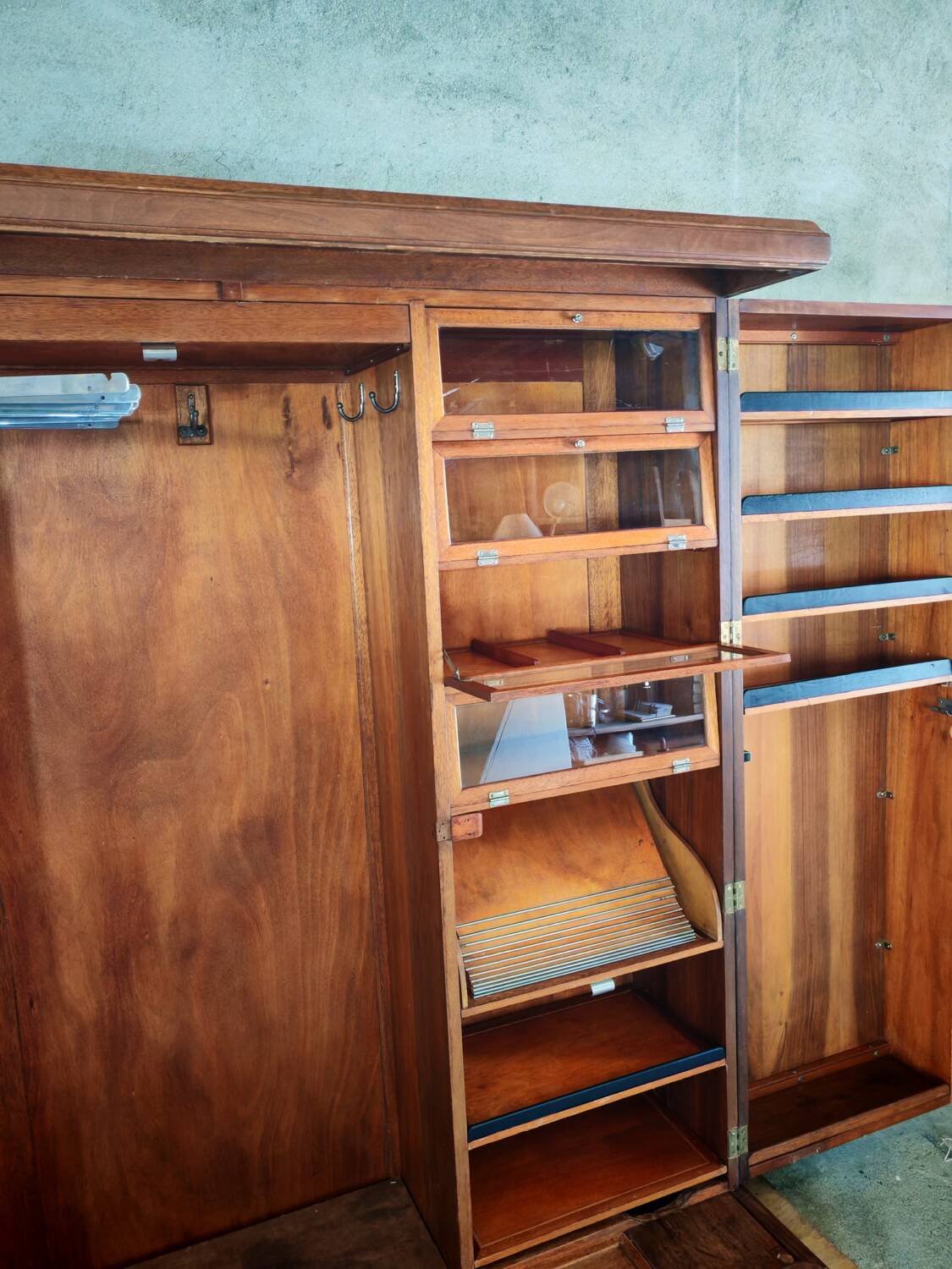 Gentleman's Wardrobe - English dressing armoire - Compacton