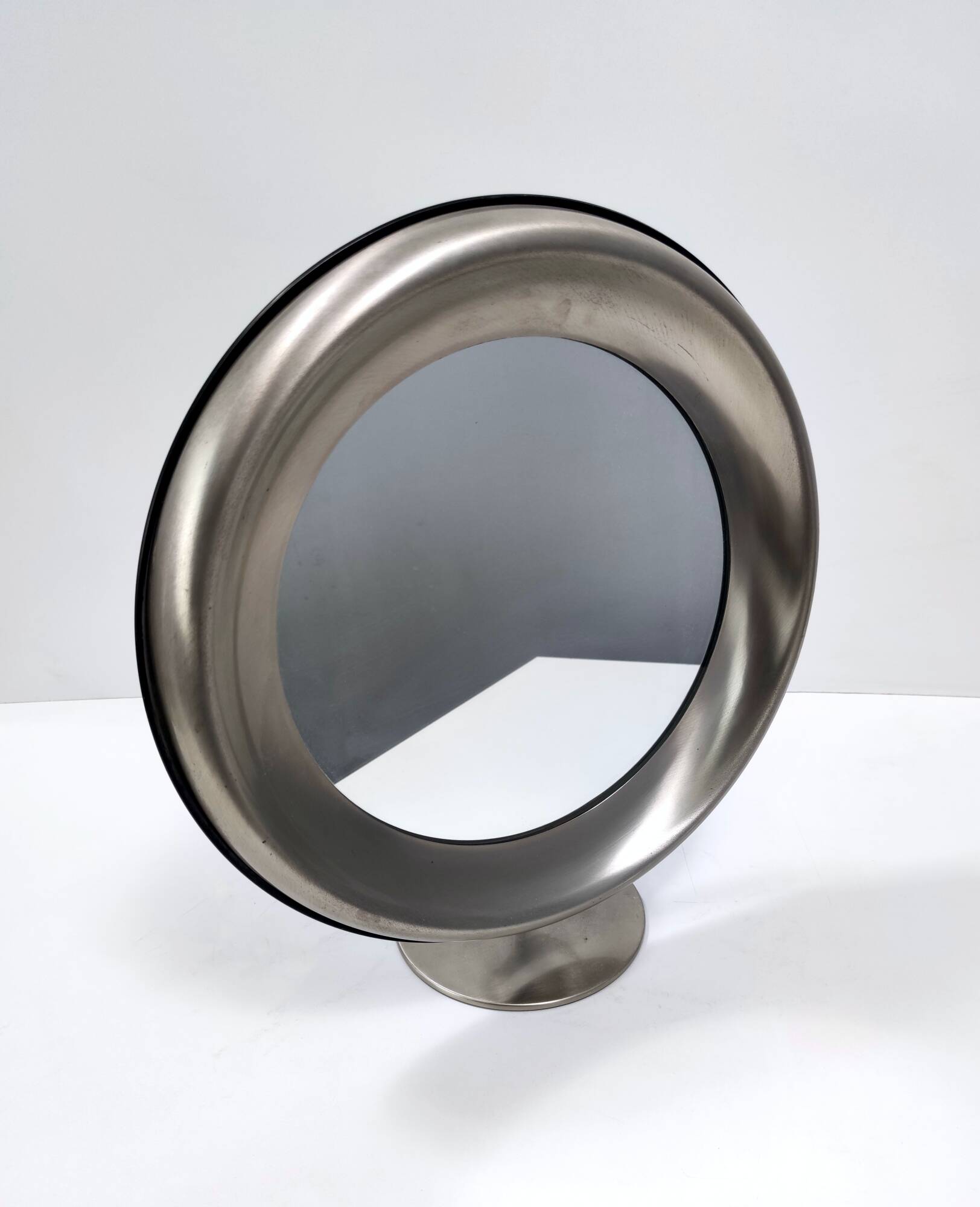 Miroir de courtoisie rond en laiton anodisé, attribution à Sergio Mazza, Italie