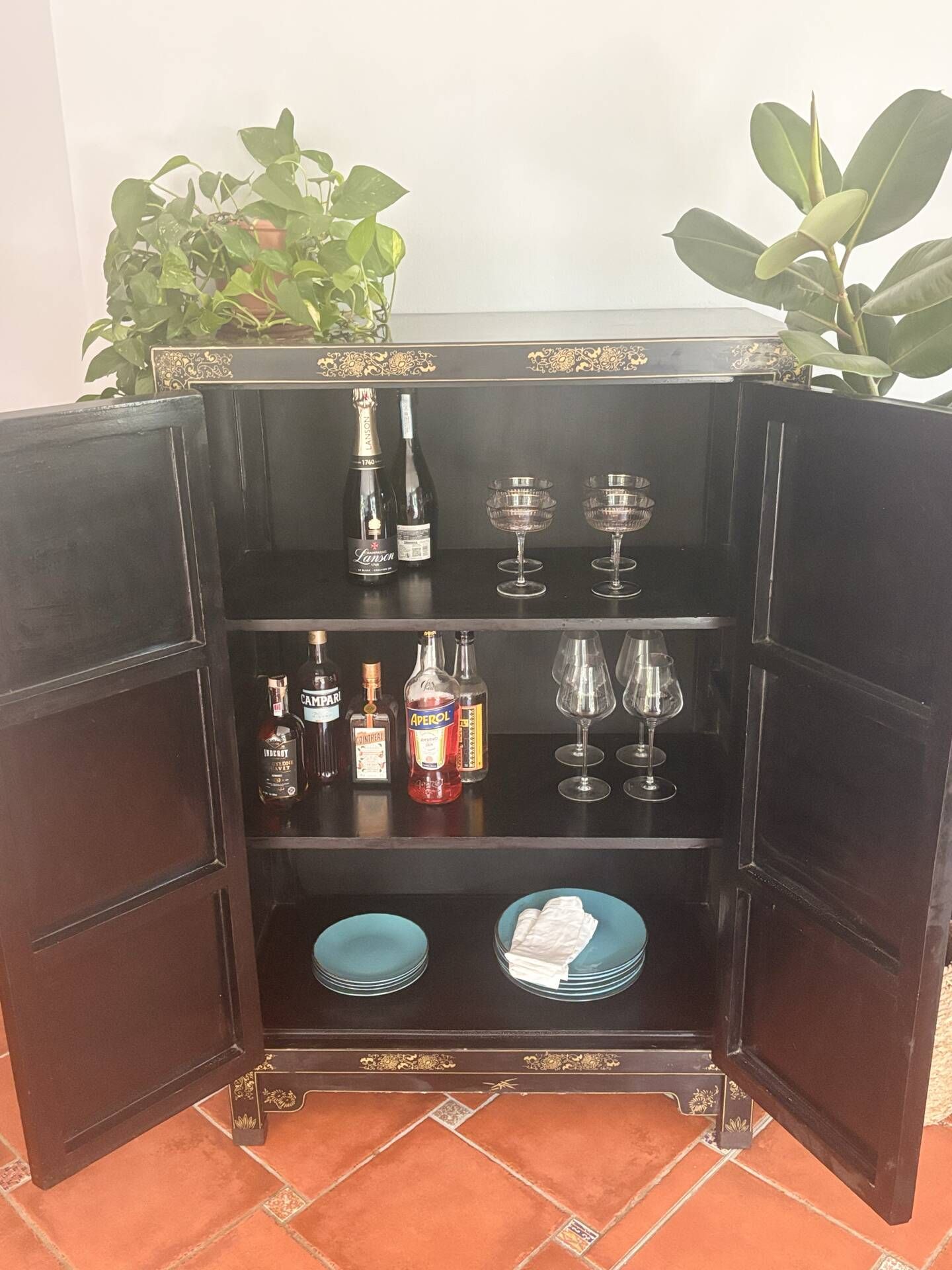 Magnifique cabinet chinois laqué noir et or