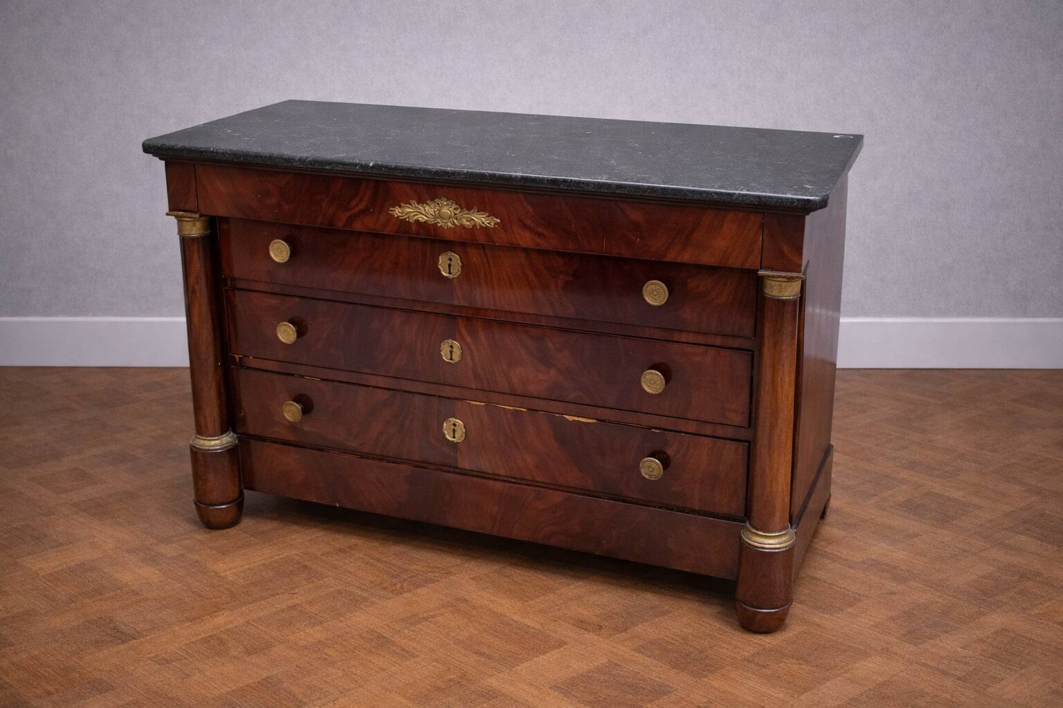 Empire period commode in flame mahogany – detached columns –