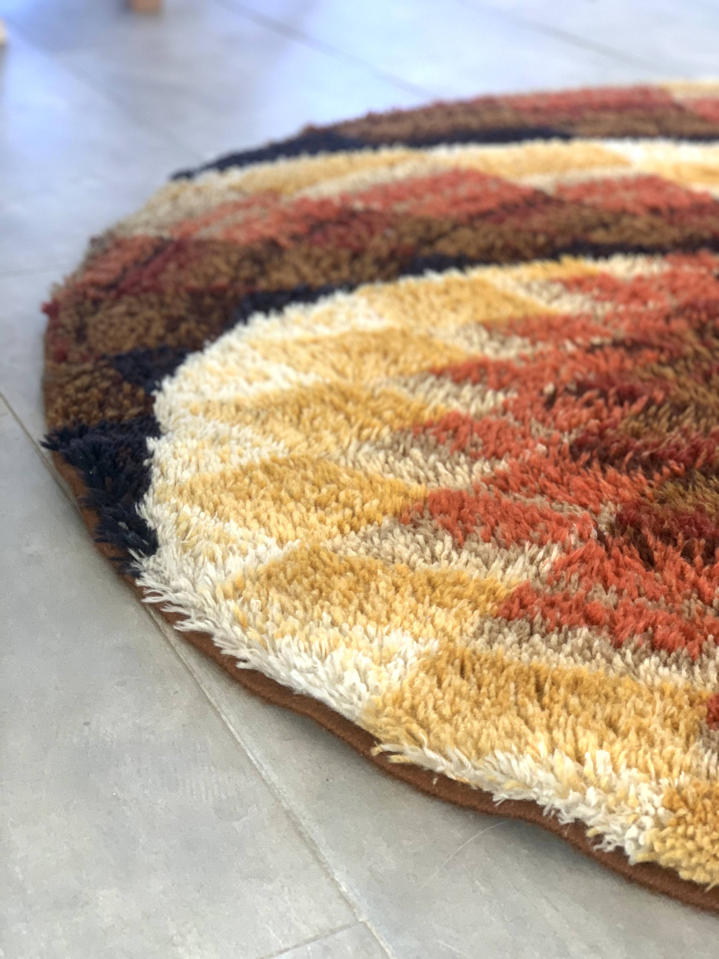 Vintage round carpet "space age" 170cm, 1970