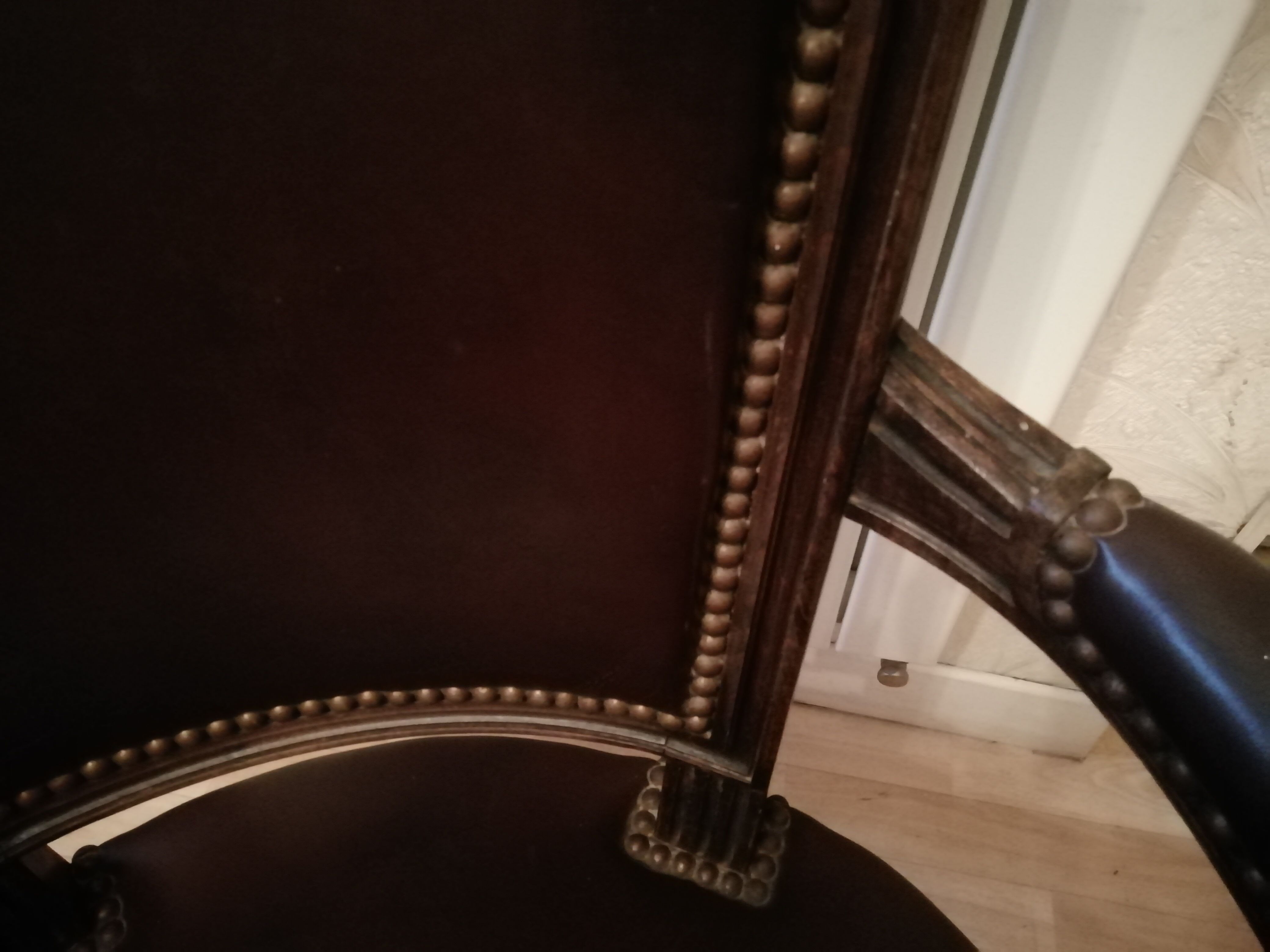 Fauteuil cabriolet Louis XVI couvert cuir marron foncé