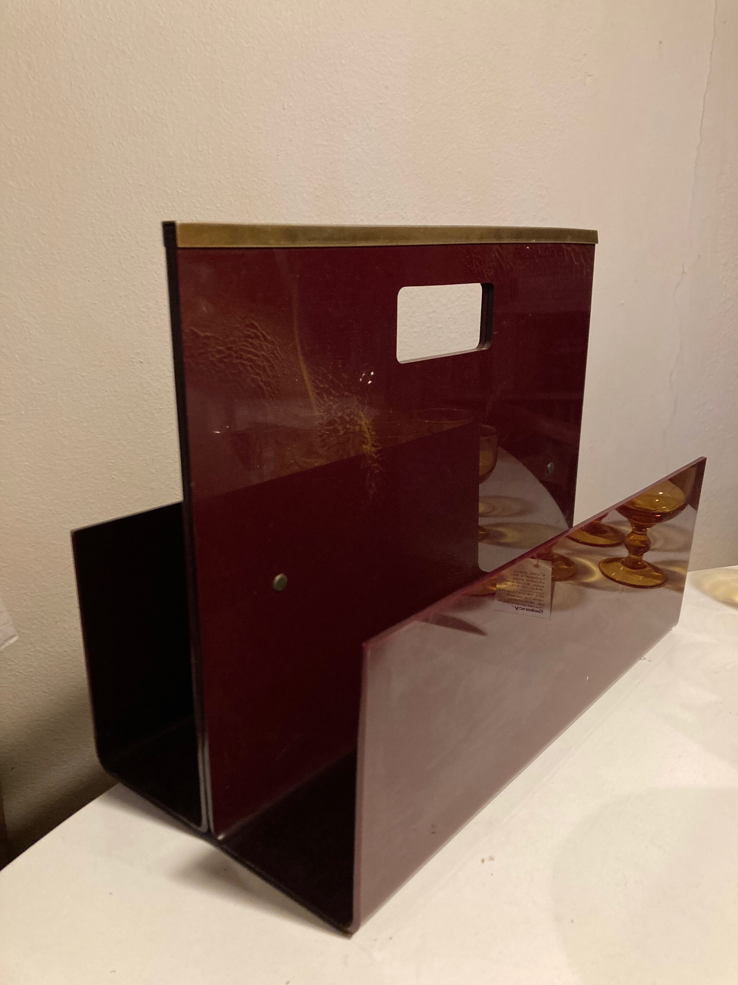 Produit BHV Porte revues Michel Dumas en lucite bordeaux et or