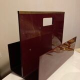 Produit BHV Porte revues Michel Dumas en lucite bordeaux et or
