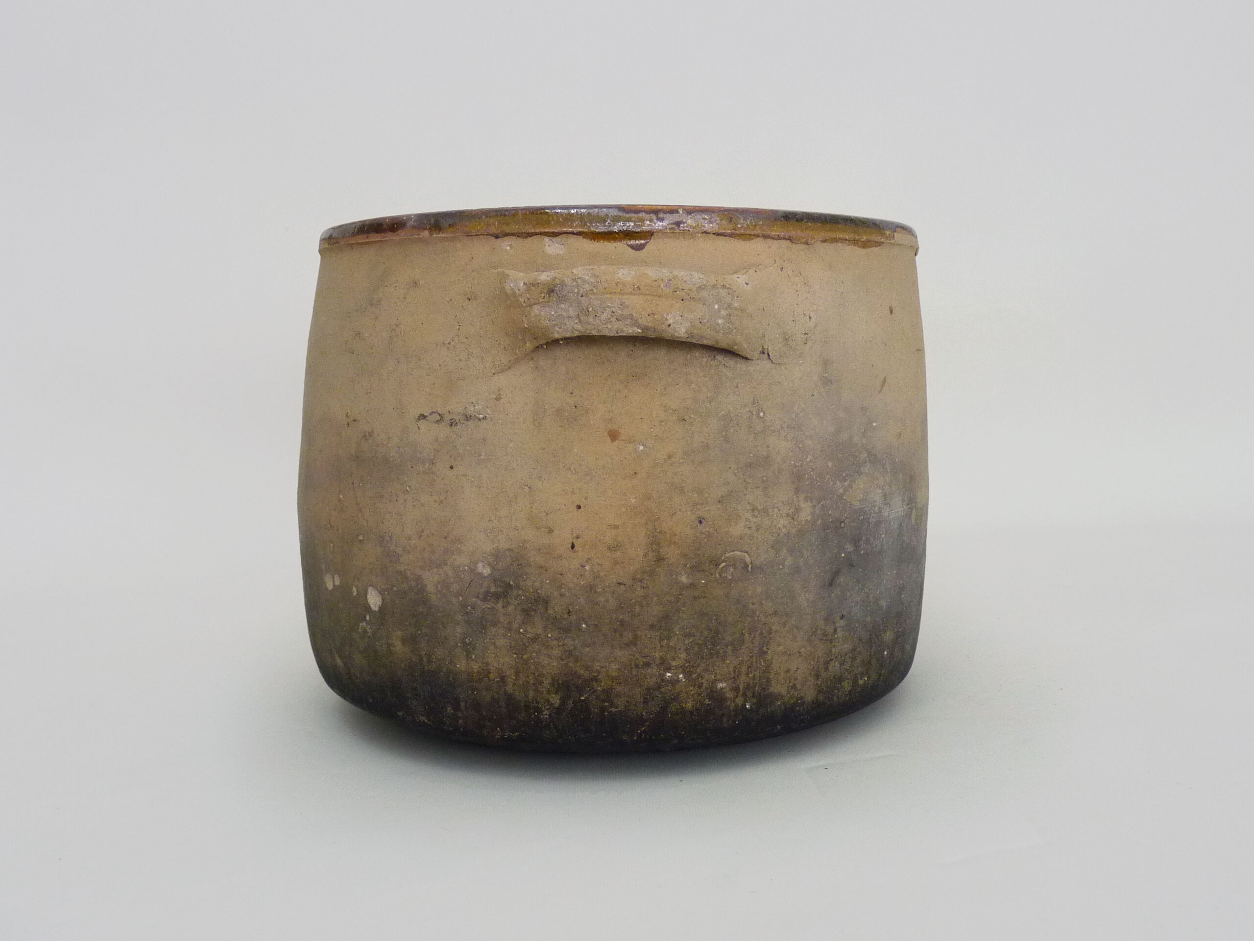 Cooking pot, terracotta pot cover, glazed interior. Year 50