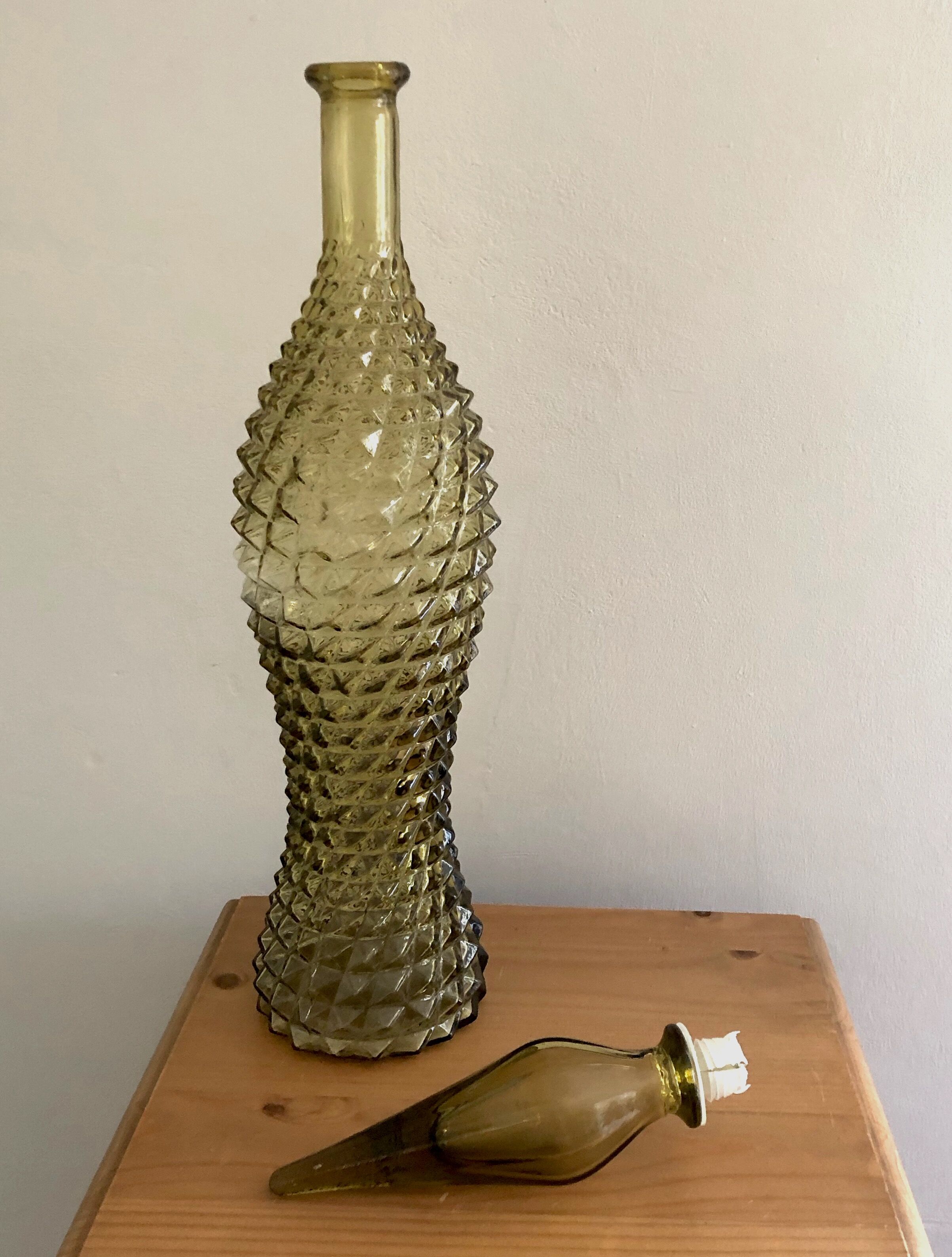 Lot of 2 Italian carafes in textured glass in yellow and blue, 1960