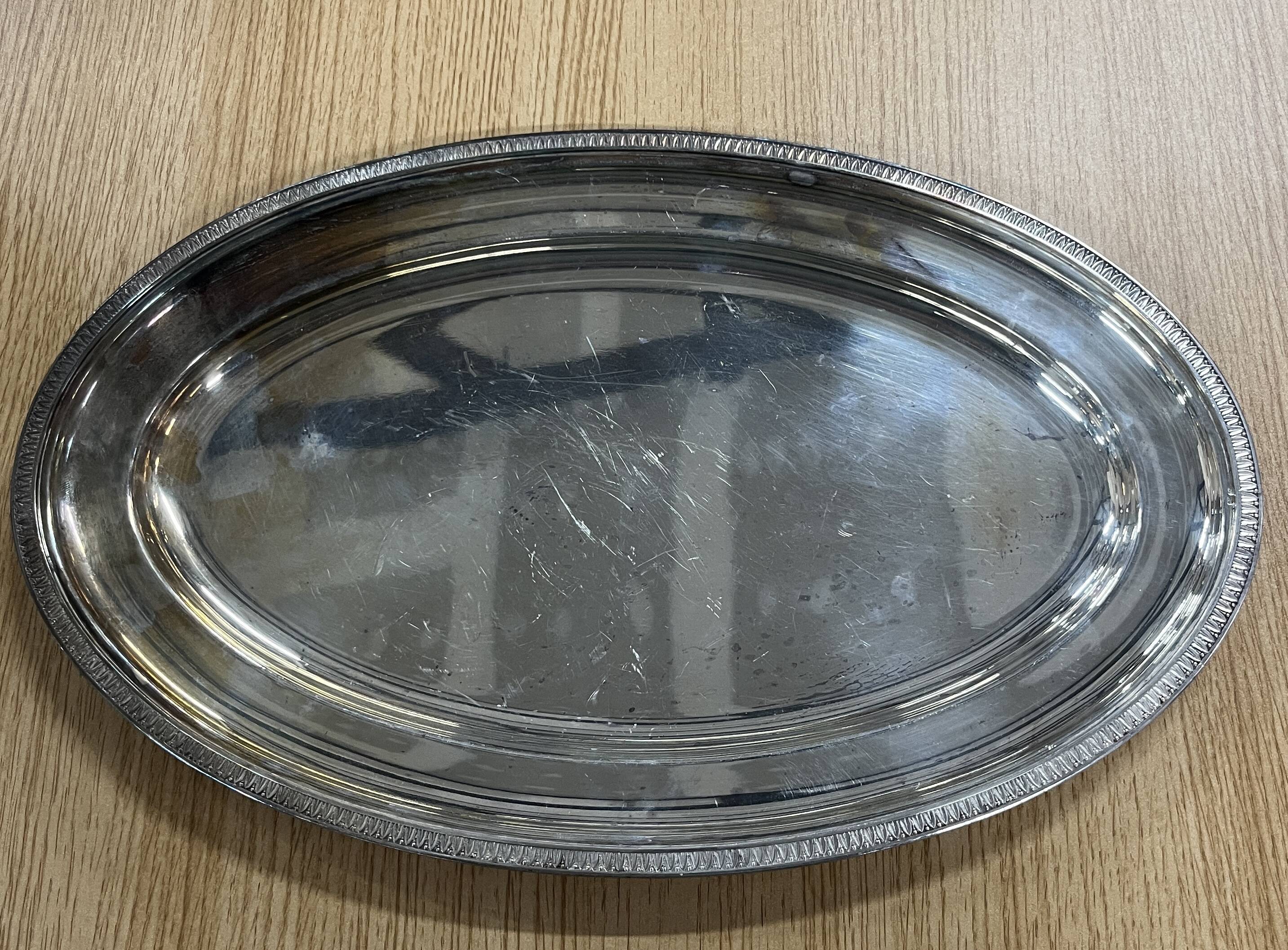 Oval tray in silver metal