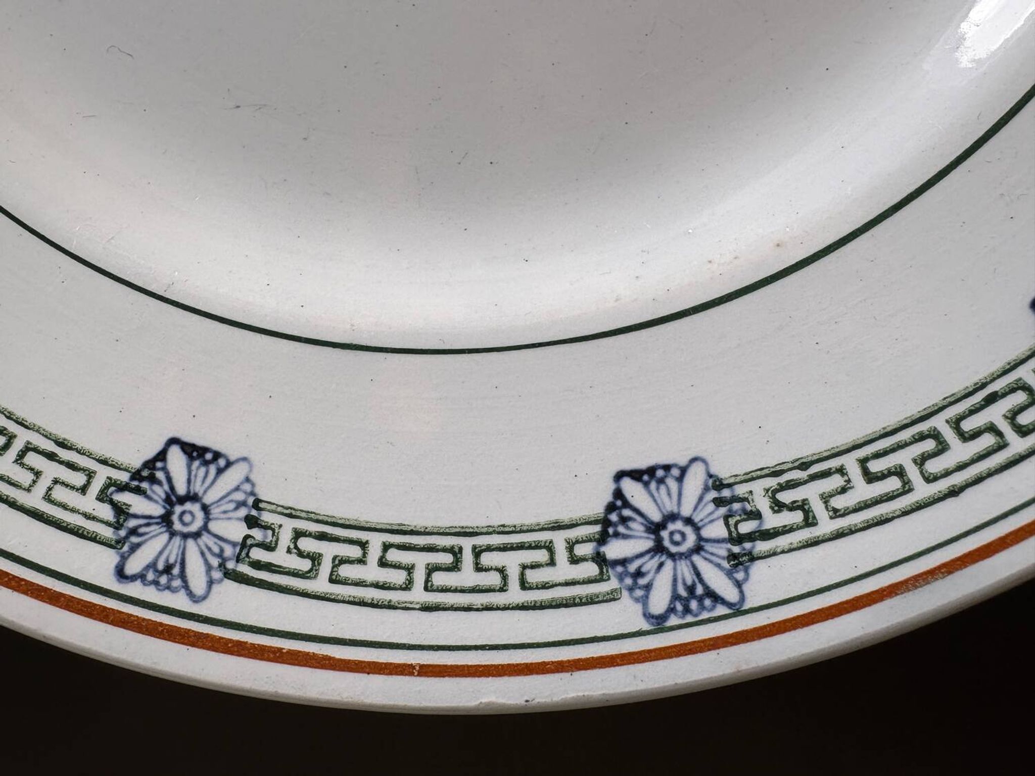 4 assiettes plates St Amand terre de fer