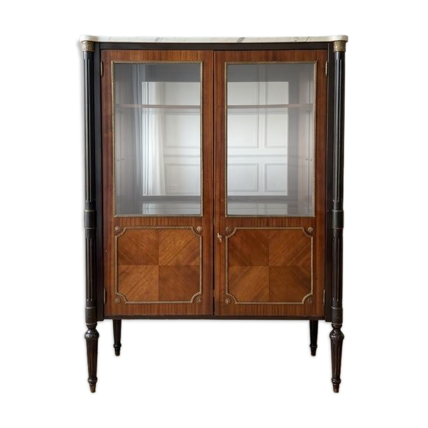 Louis XVI style cabinet/display case in very good condition.