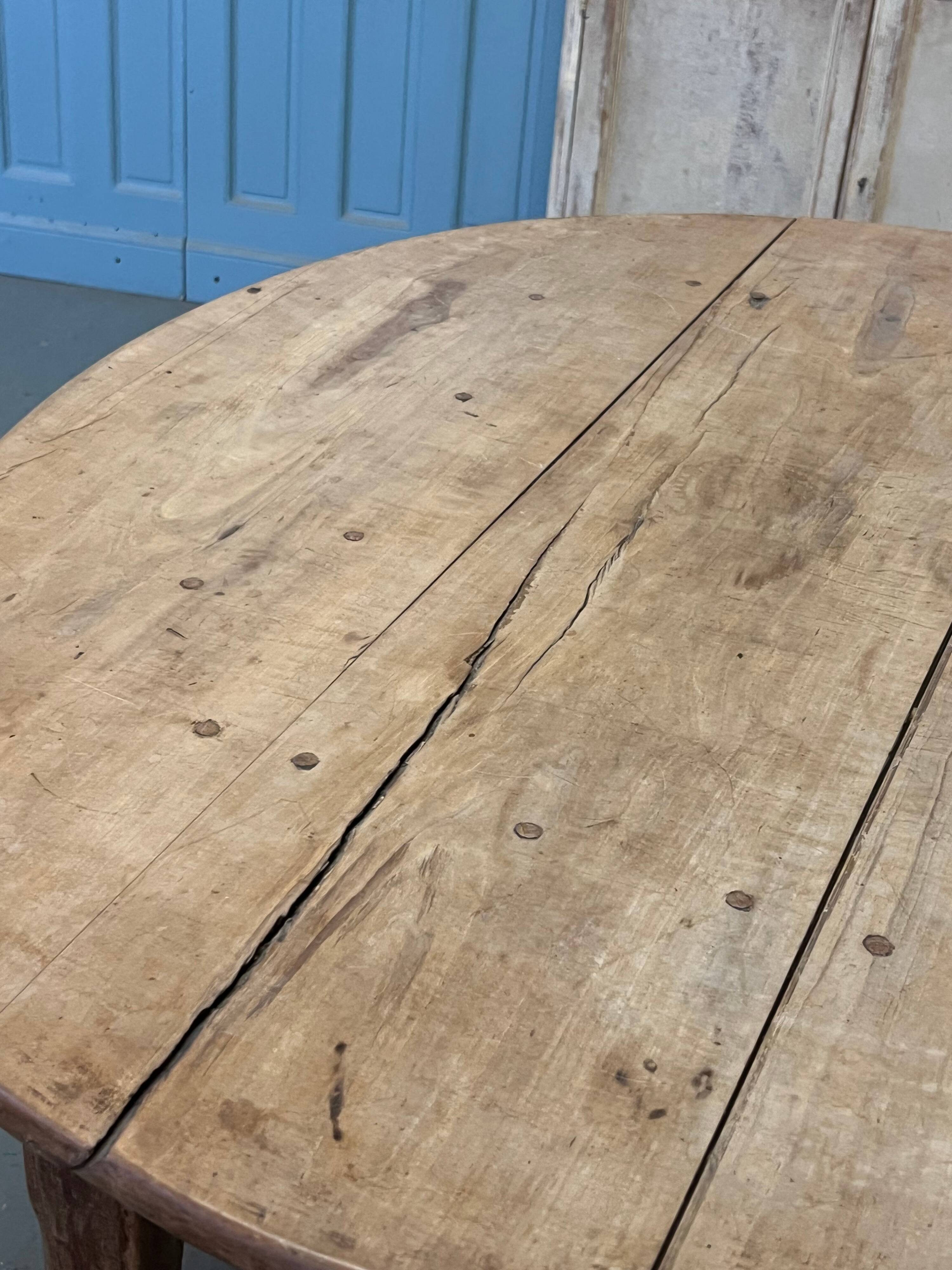 Table XVIIIème en noyer