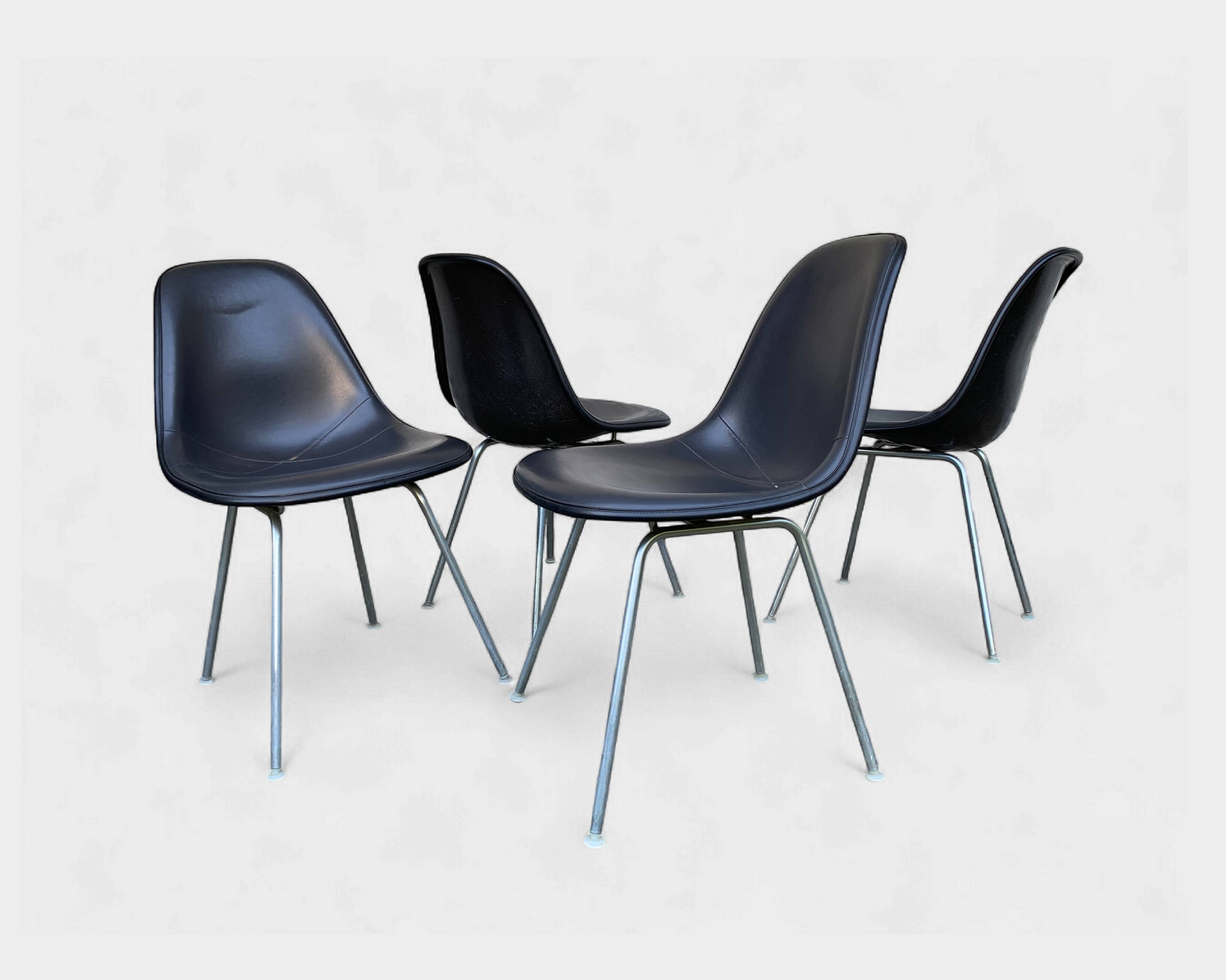 4 chaises DSX en fibre de verre, Charles & Ray Eames pour Herman Miller, années 1980