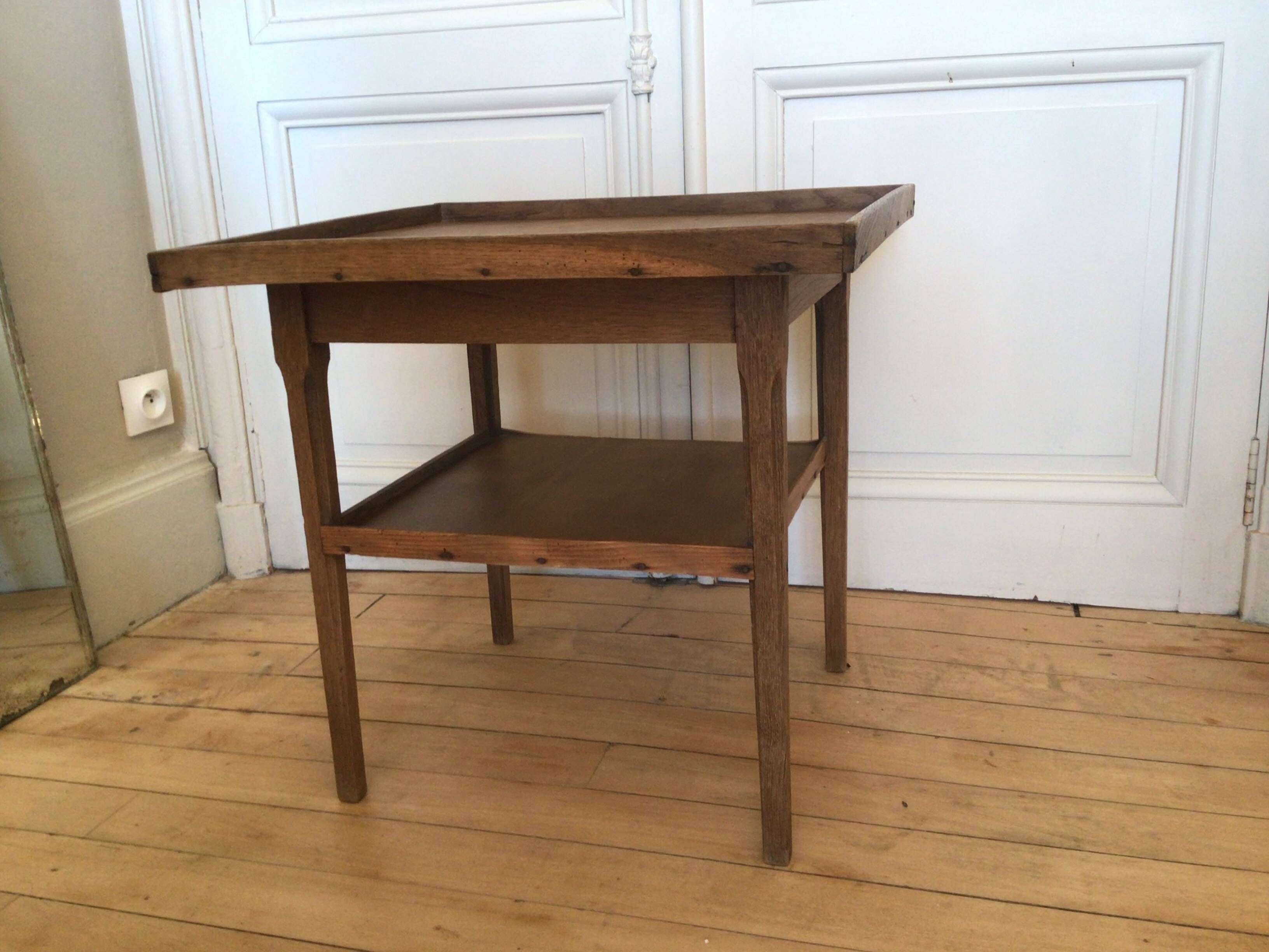 Antique coffee table with 2 tiers