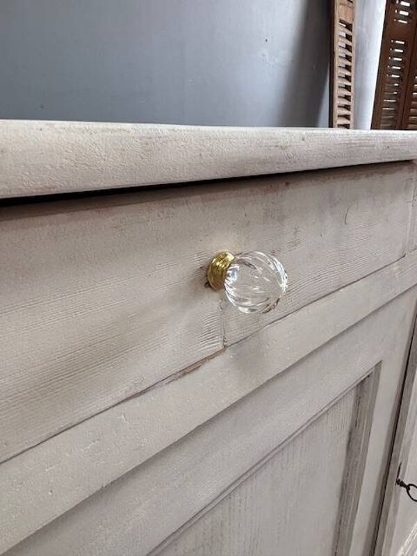 joli buffet parisien et sa patine blanche