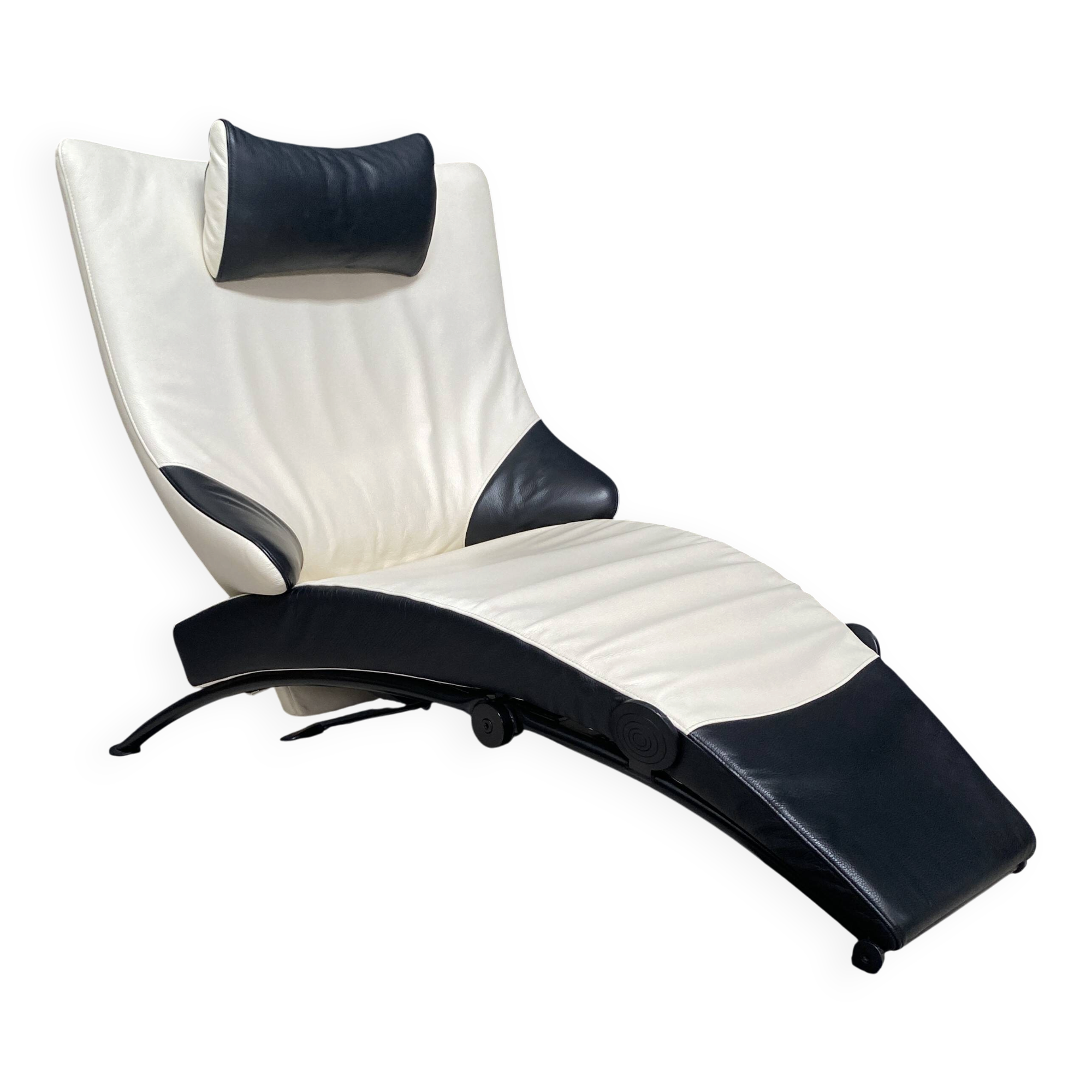 Black and white leather seat model Solo 699 design Stefan Heiliger, WK