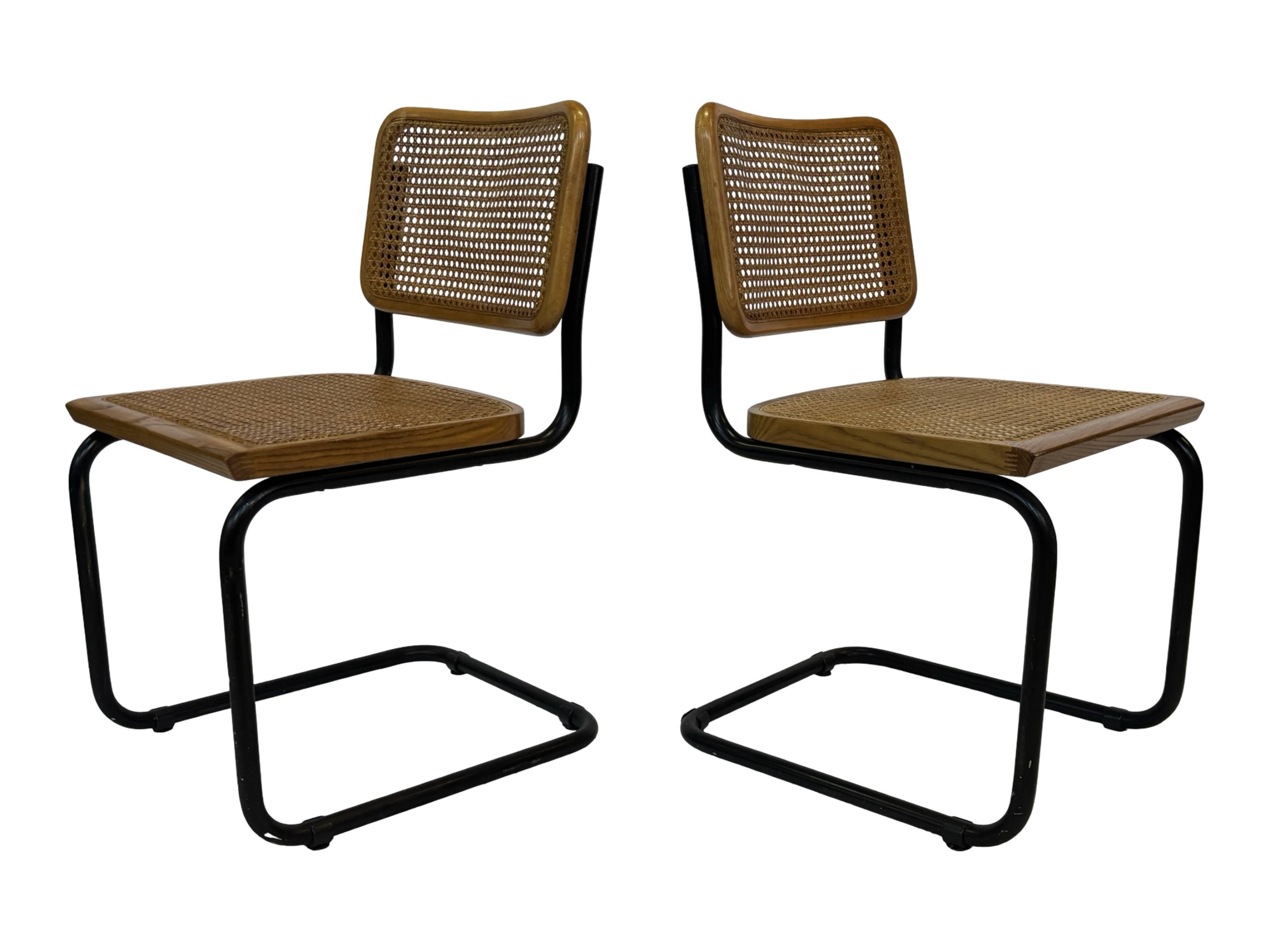 Ensemble de 4 chaises Cesca B32 conçues par Marcel Breuer, cadre noir.