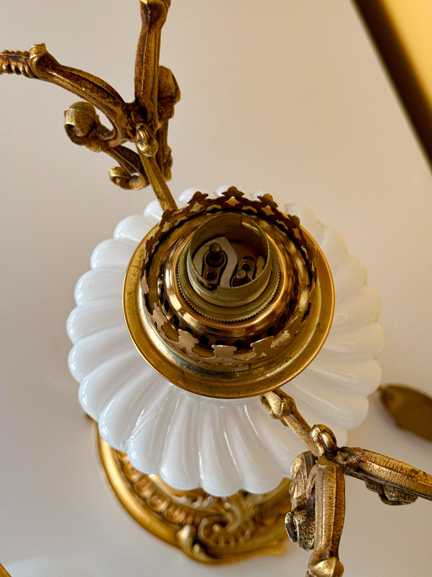 Lampe ancienne française en opaline blanche – bronze doré