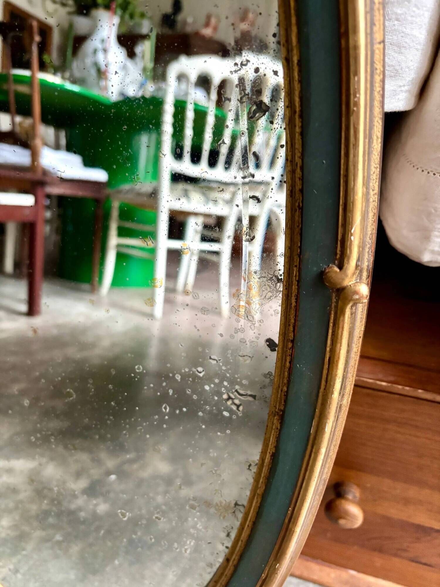 Oval mirror in wood and green and gold stucco, 75 x 42 cm