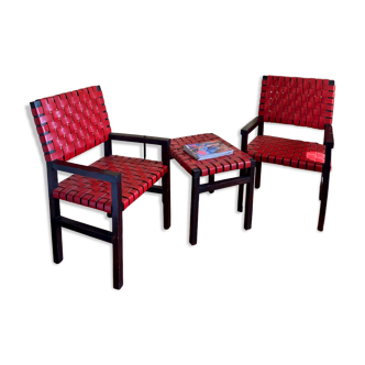 Fauteuils en cuir noir et rouge avec sa table basse