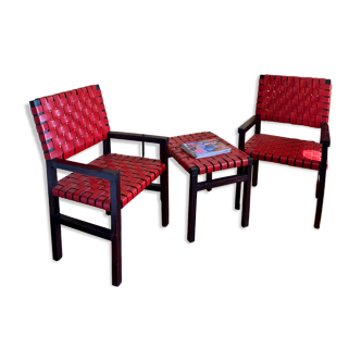 Black and red leather armchairs with its coffee table