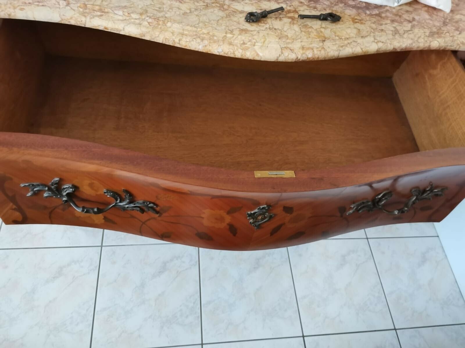 Old chest of drawers style louis 15