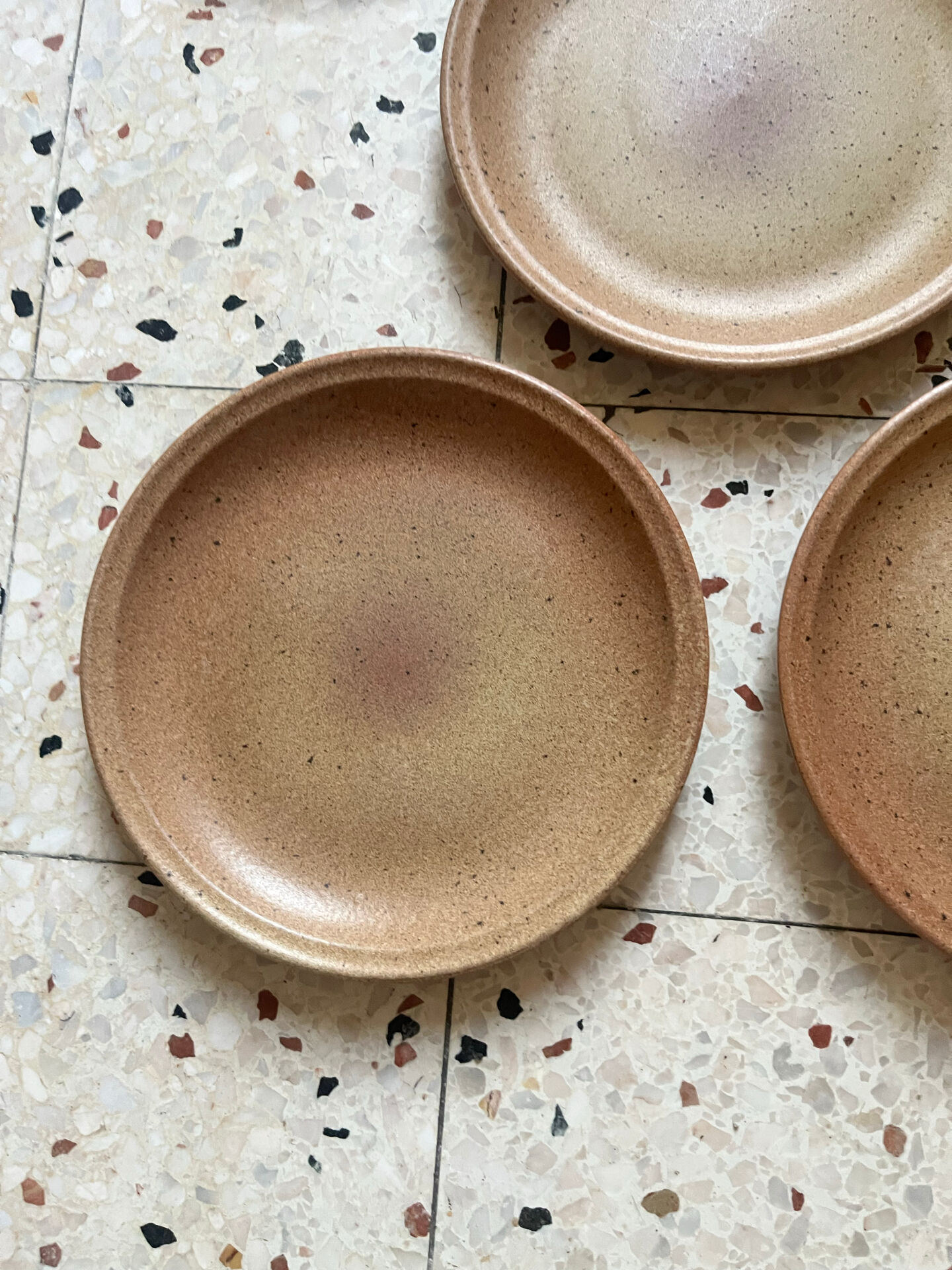 5 flat plates in stoneware