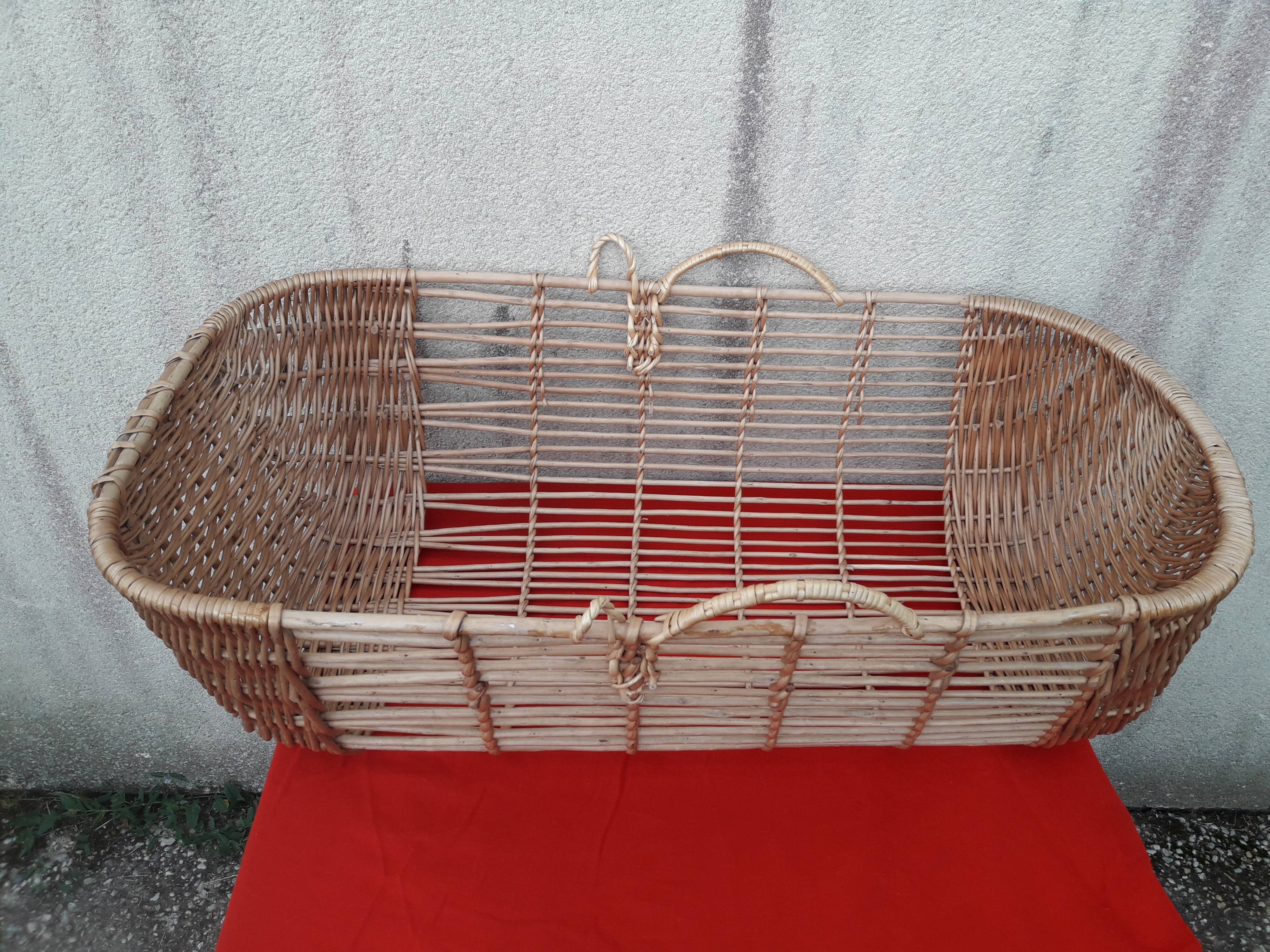 Rattan couffin