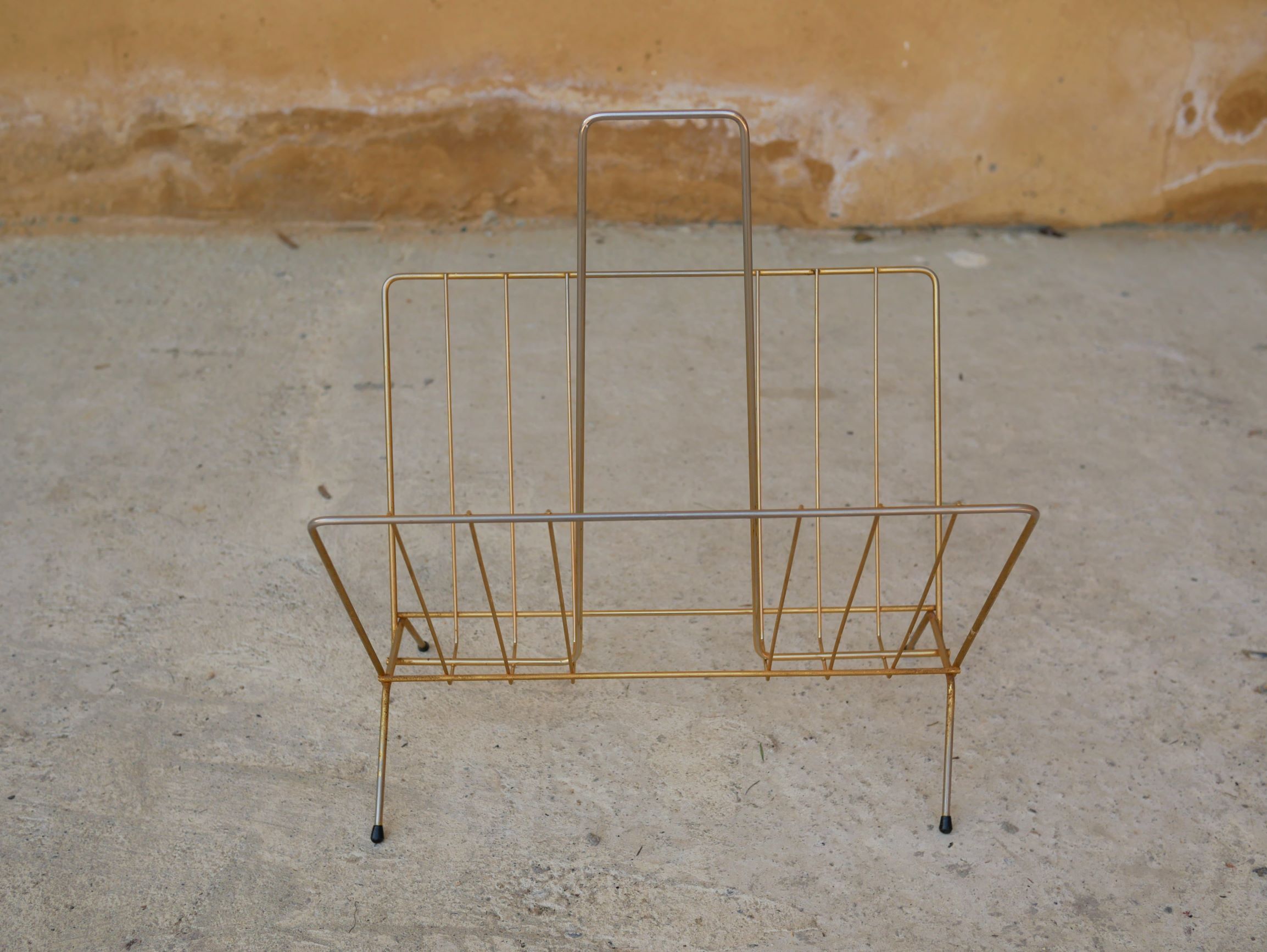 Magazine rack in gilded metal, early 1970s