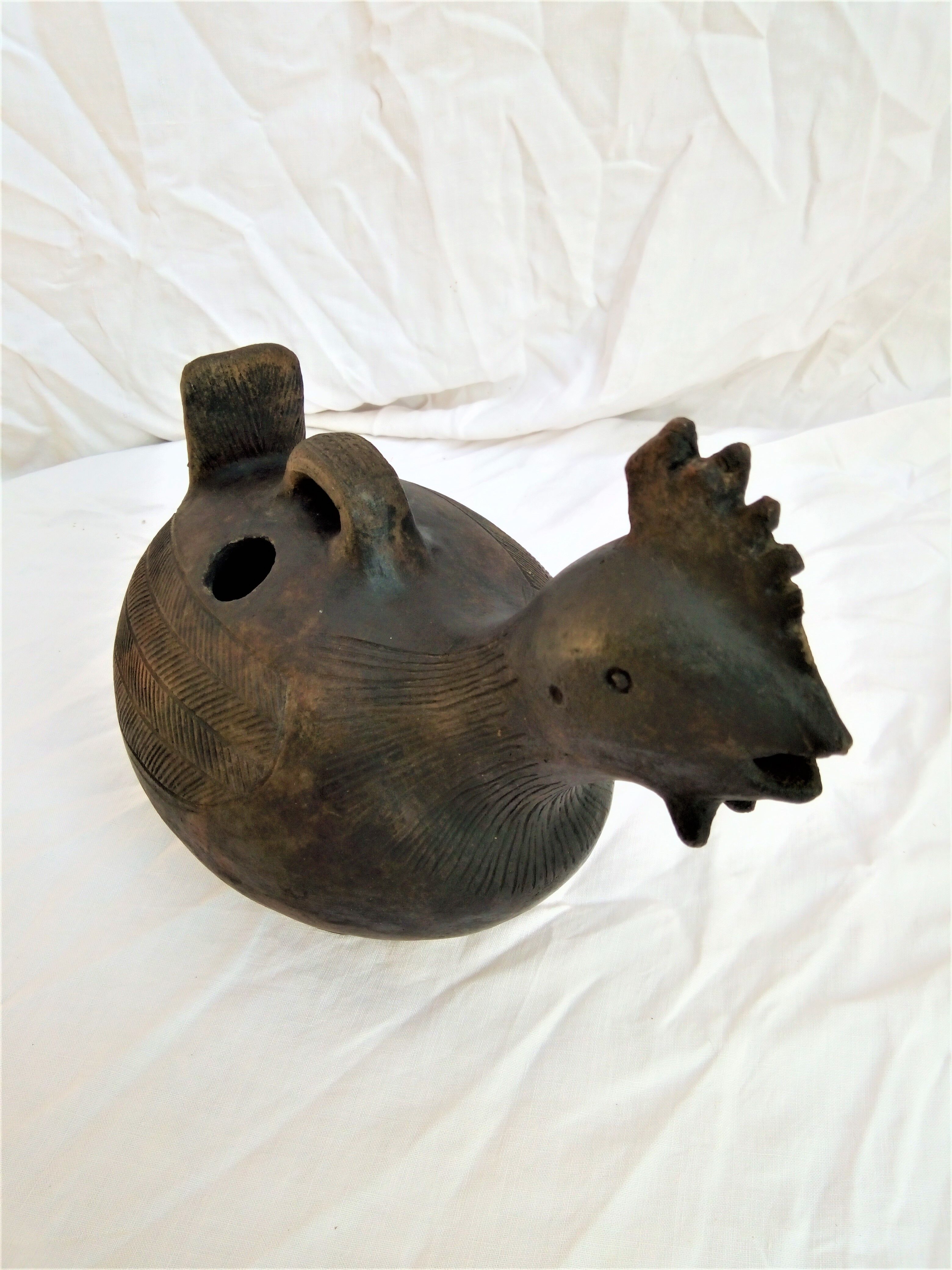 Pourer, terracotta teapot. Hen.