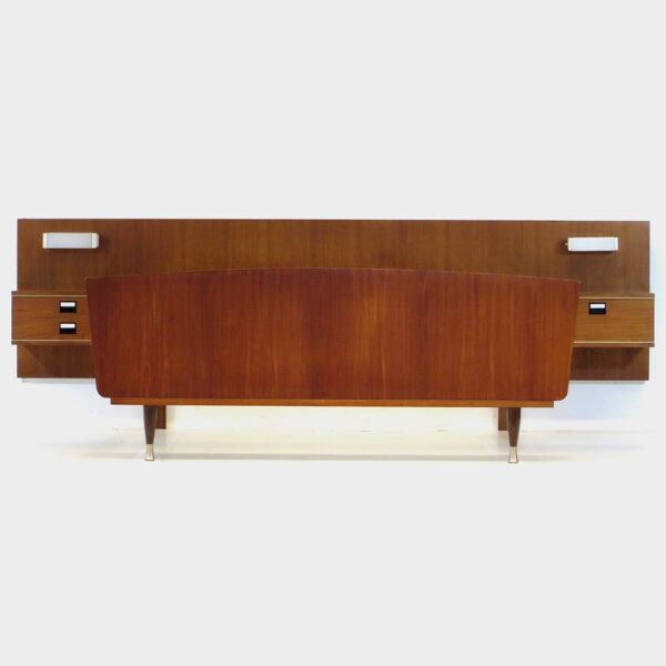 Ensemble de chambre à coucher vintage des années 50 en teck avec des tables de nuit.