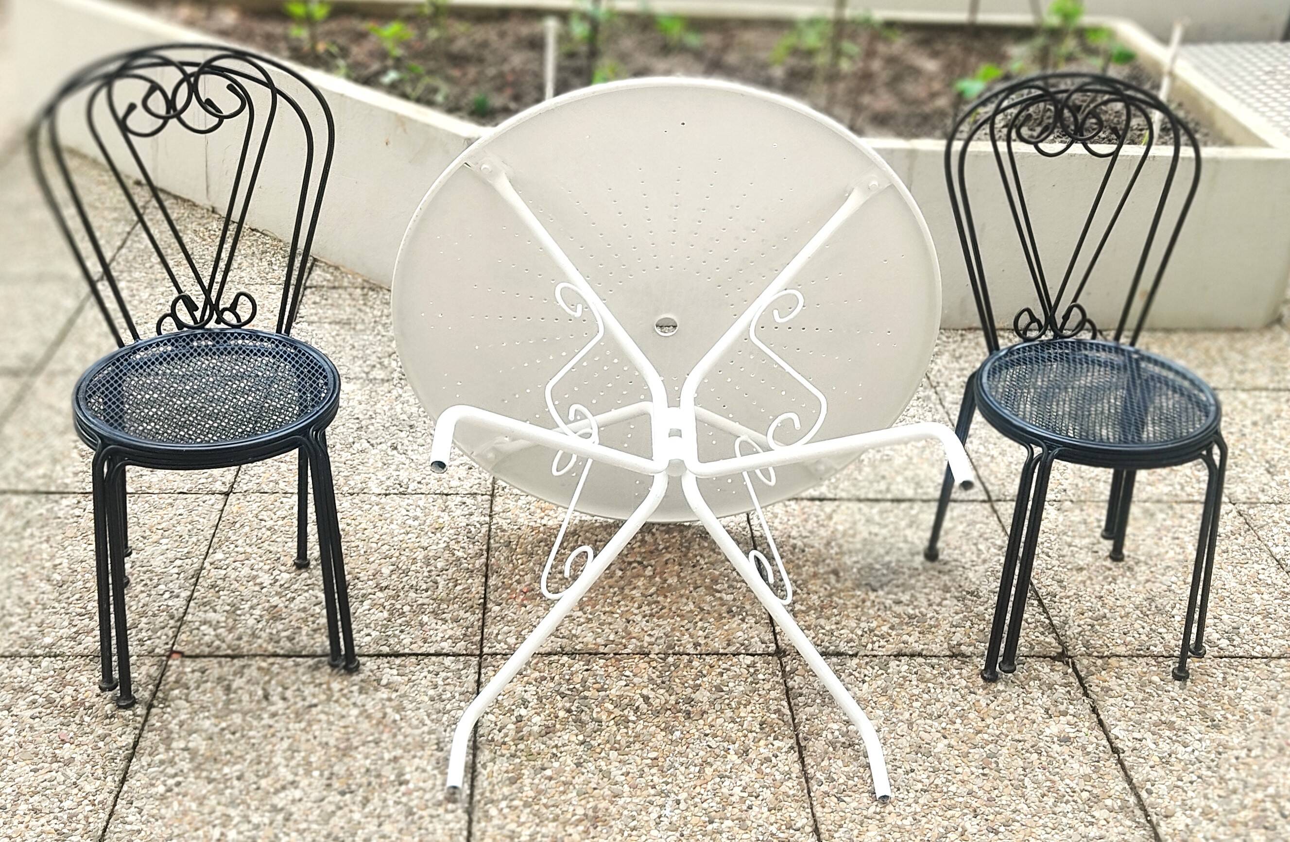Salon de jardin, Table ronde blanche en fer forgé. et 4 chaises en acier lourd, noire d’origine