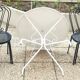 Salon de jardin, Table ronde blanche en fer forgé. et 4 chaises en acier lourd, noire d’origine