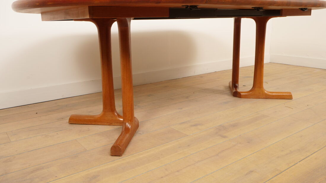 Vintage extendable round dining table | Dyrlund | Solid teak | Danish