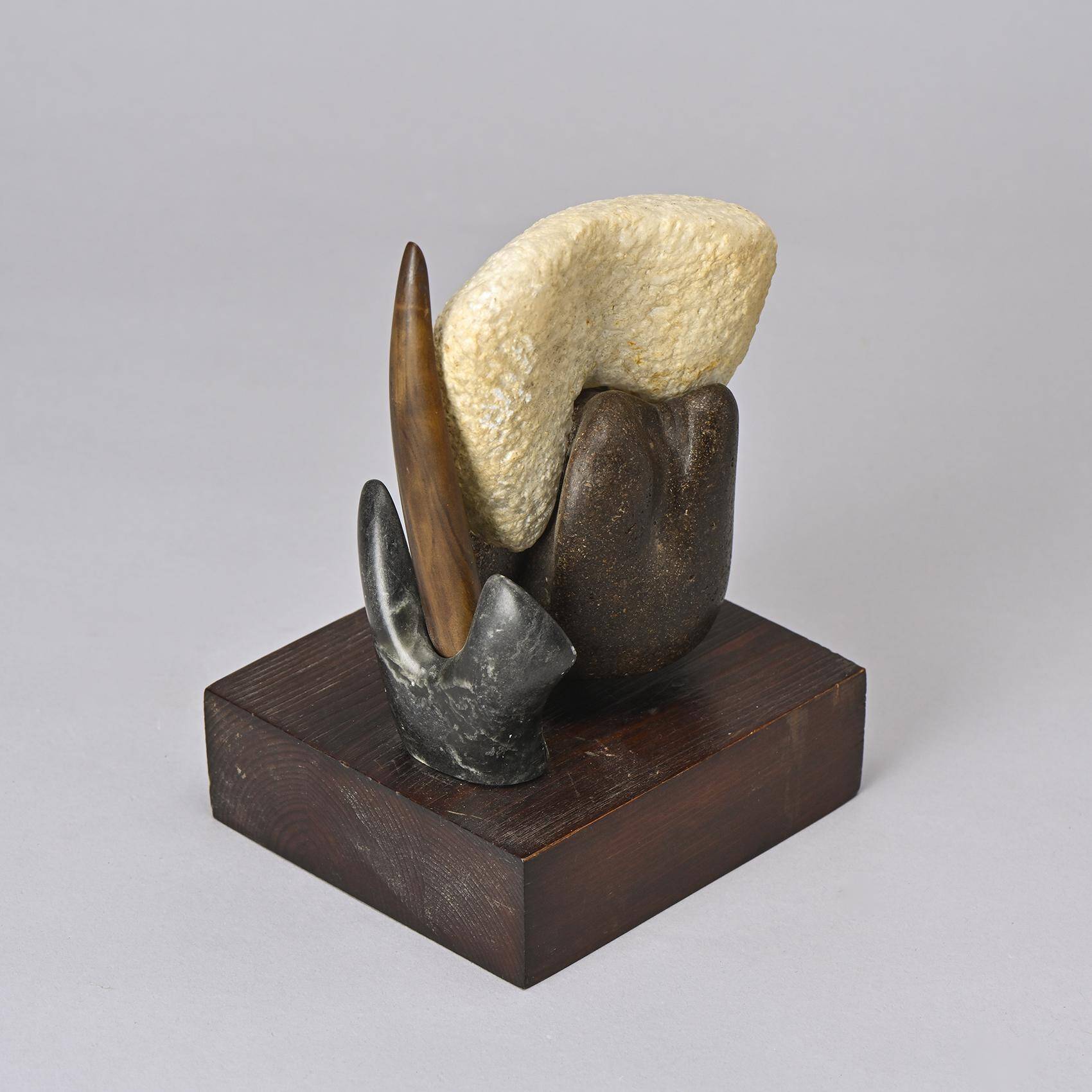 Sculpture en pierres libres sur piédestal bois, V. Bee, 1998