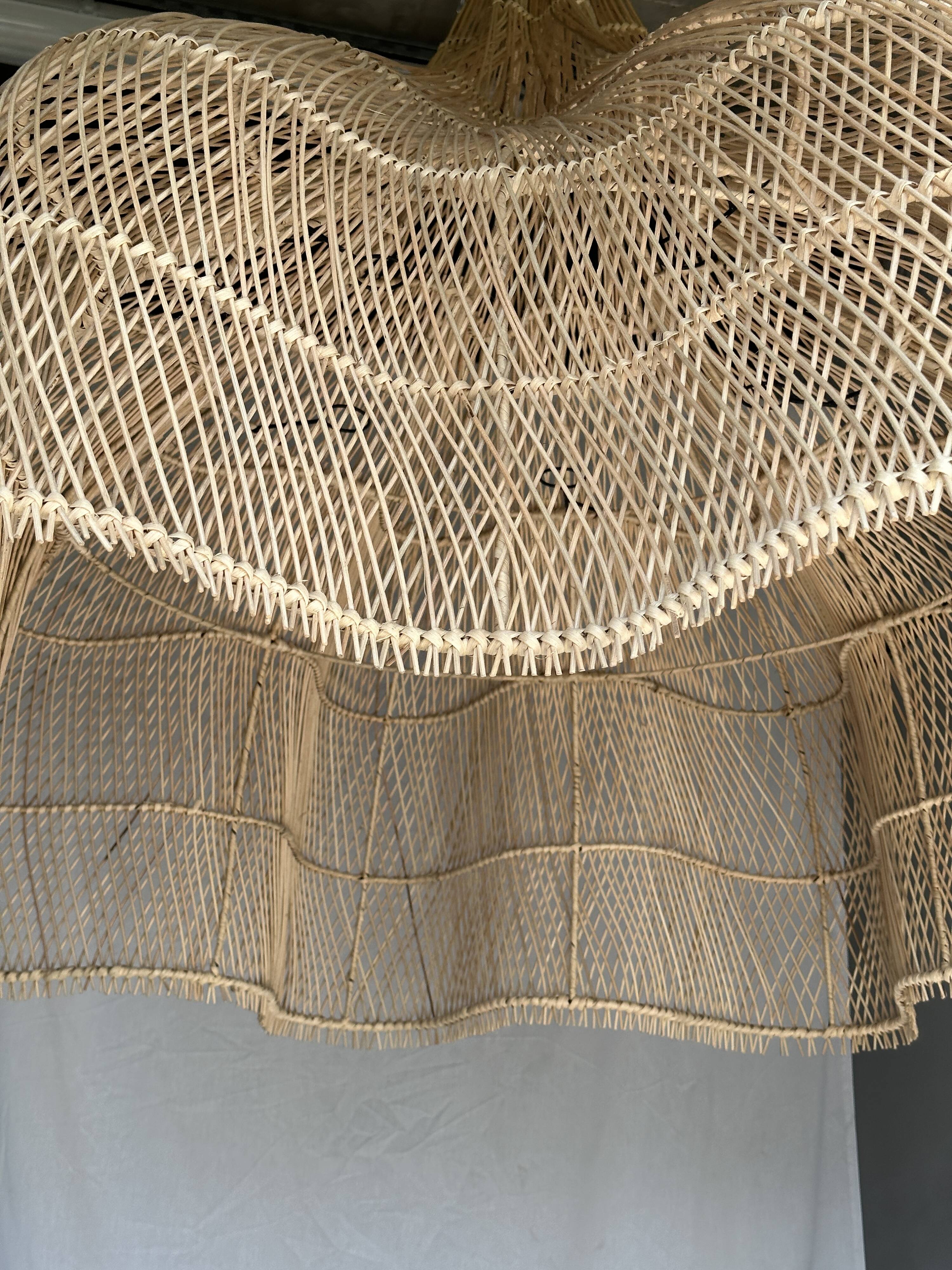 Immense rattan suspension in the shape of a flower, tulip, corolla H1m D1m50