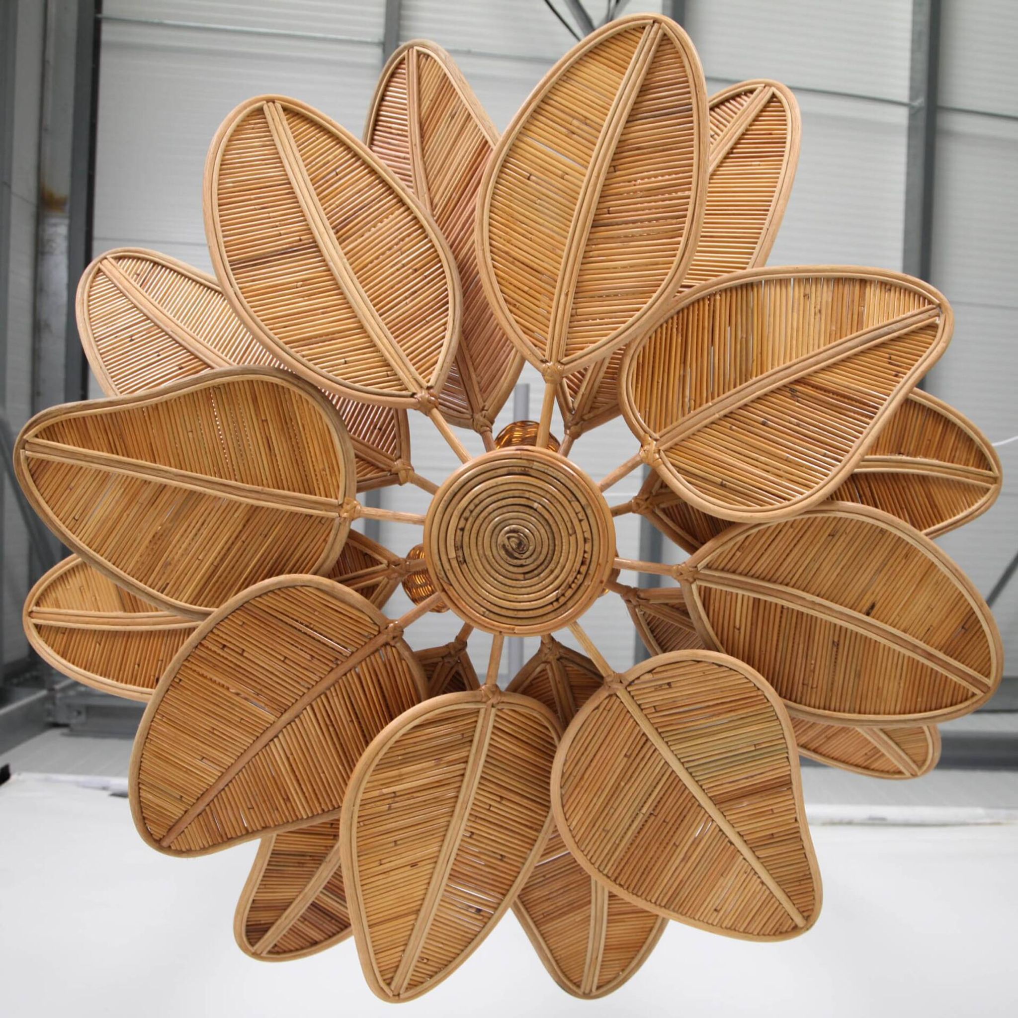 Lustre « fleur » en rotin 