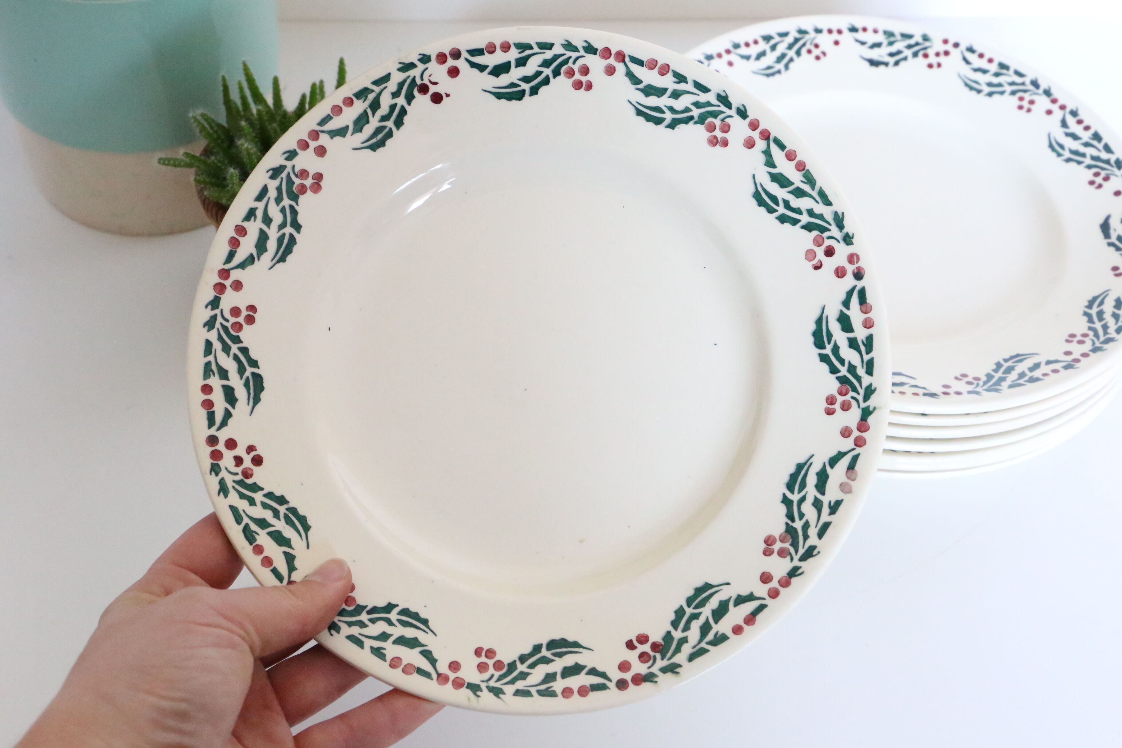 Set of 8 flat plates Moulin des Wolves, Holly motif