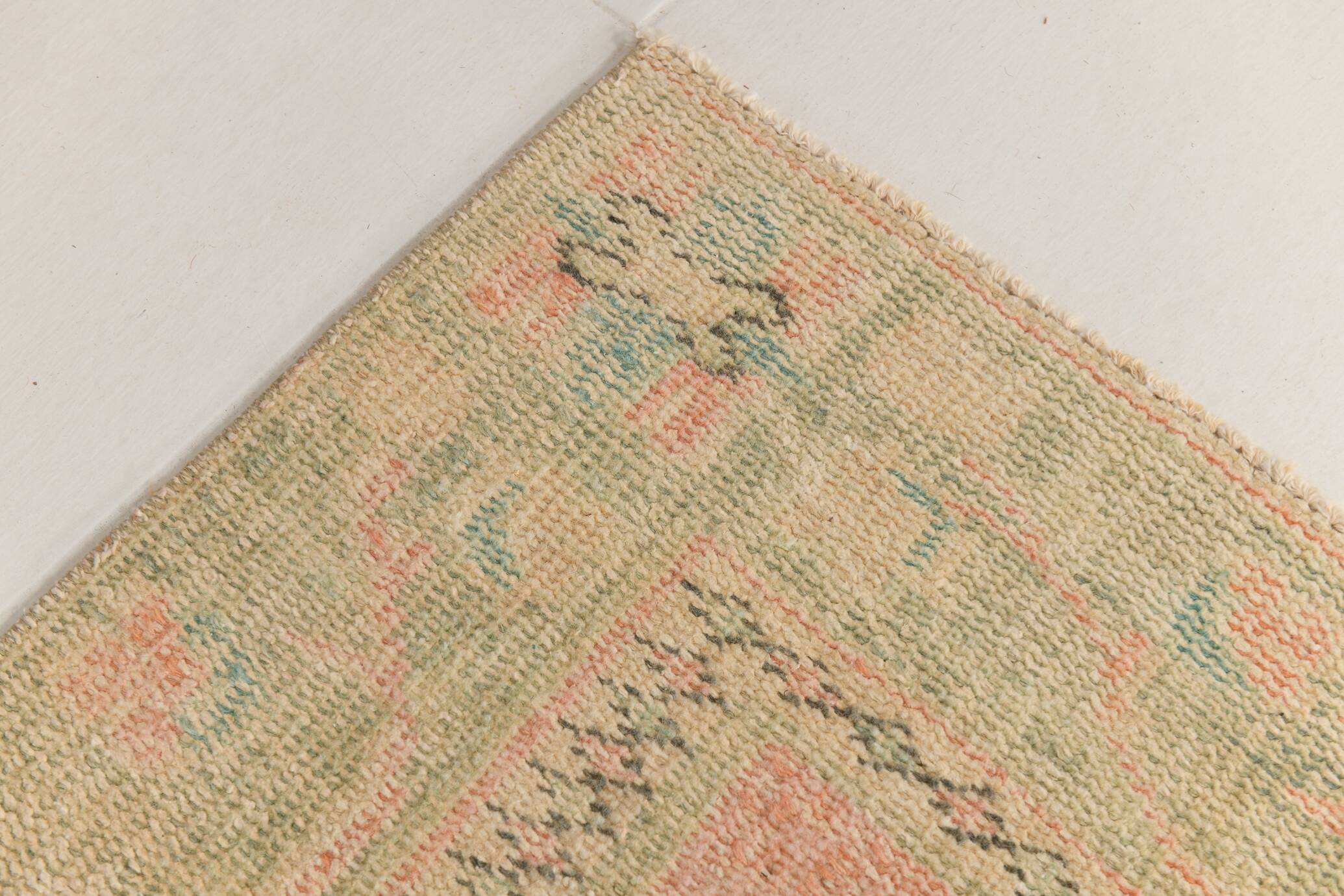 Tapis vintage oriental usé,  Rose saumon et vert pastel, style bohème