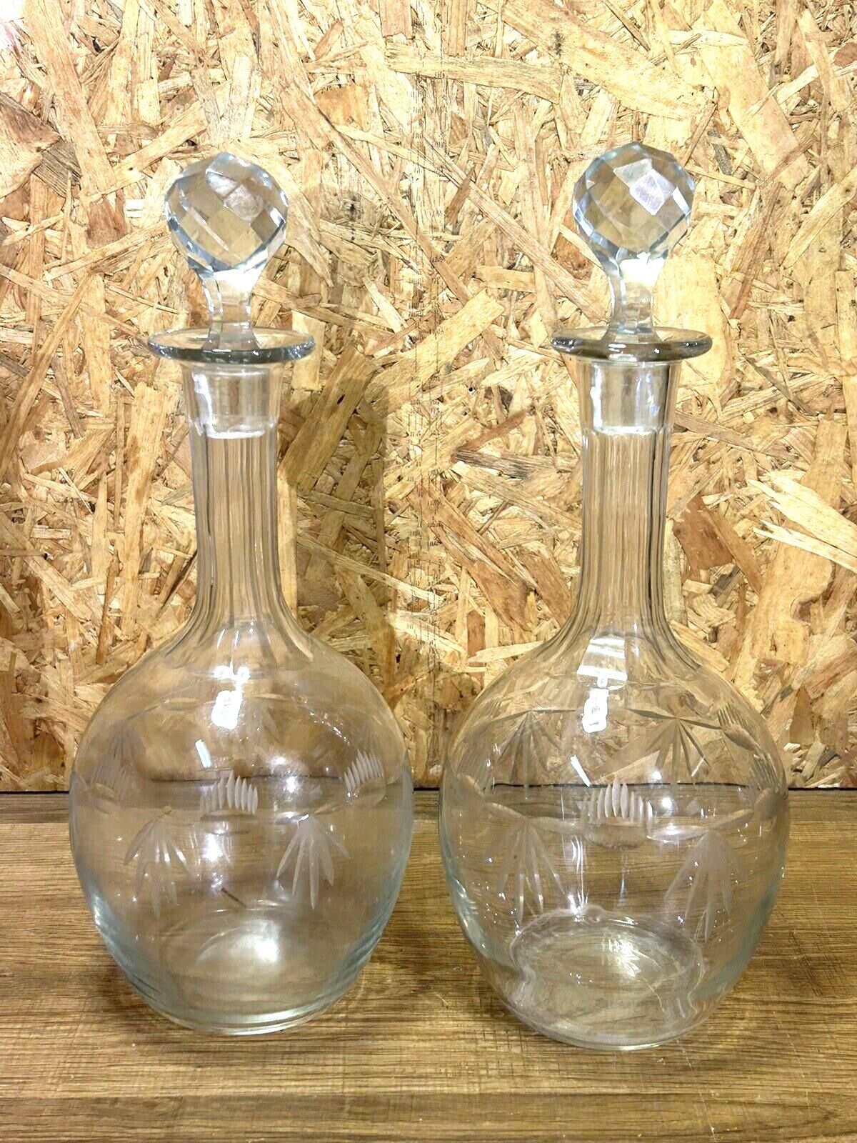 Pair of decanters nineteenth crystal grave, baccarat quality, Saint Louis, chic decoration