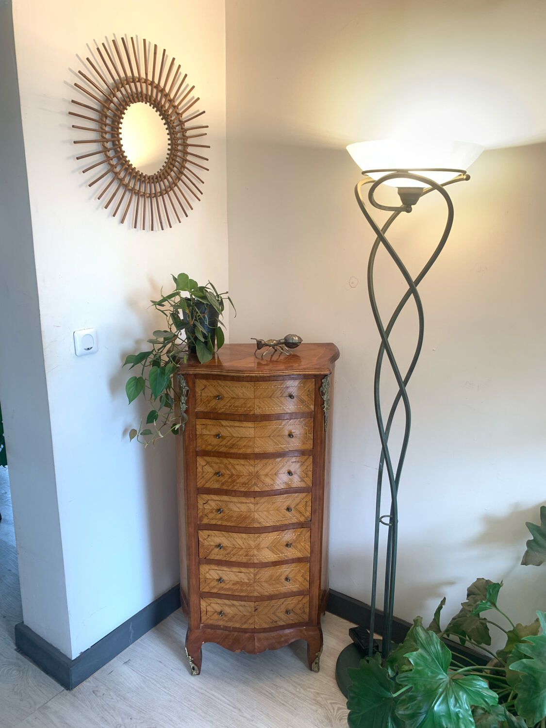 Rosewood weekly and curved marquetry on all three sides