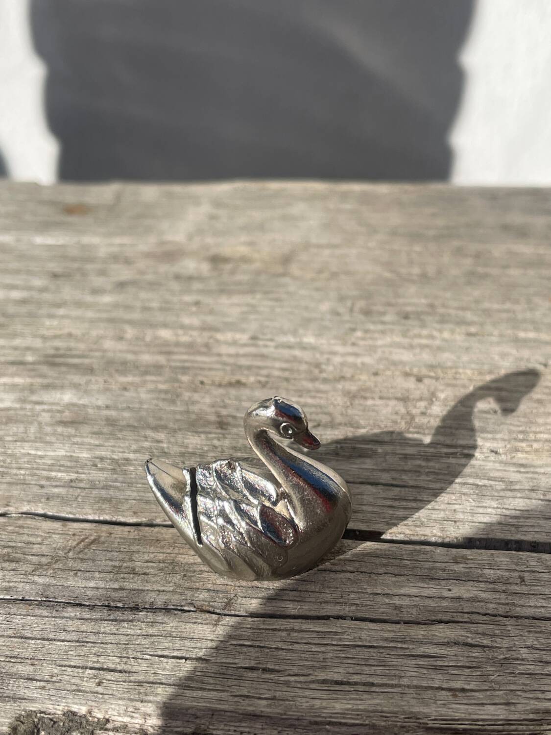 7 silver-plated metal swan name tags