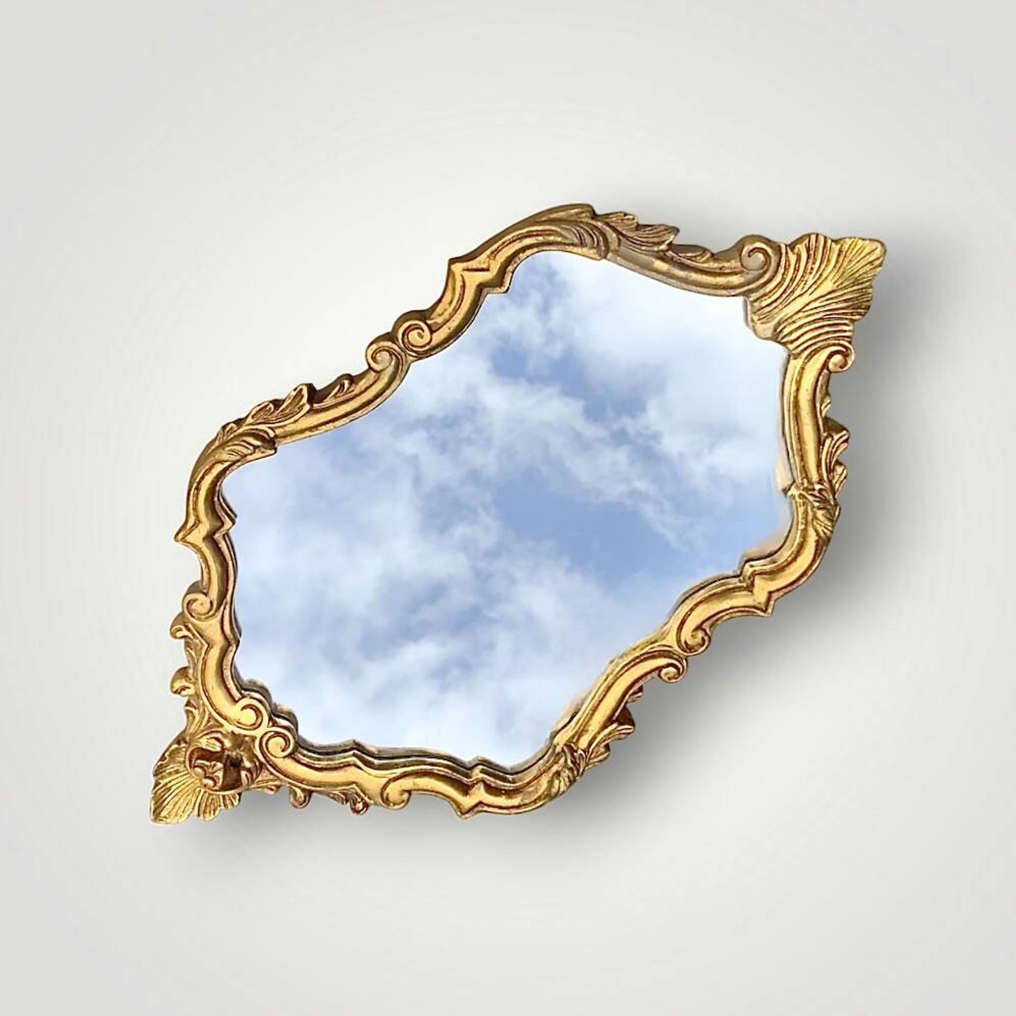 Miroir style Rocaille en plâtre doré, vers 1950