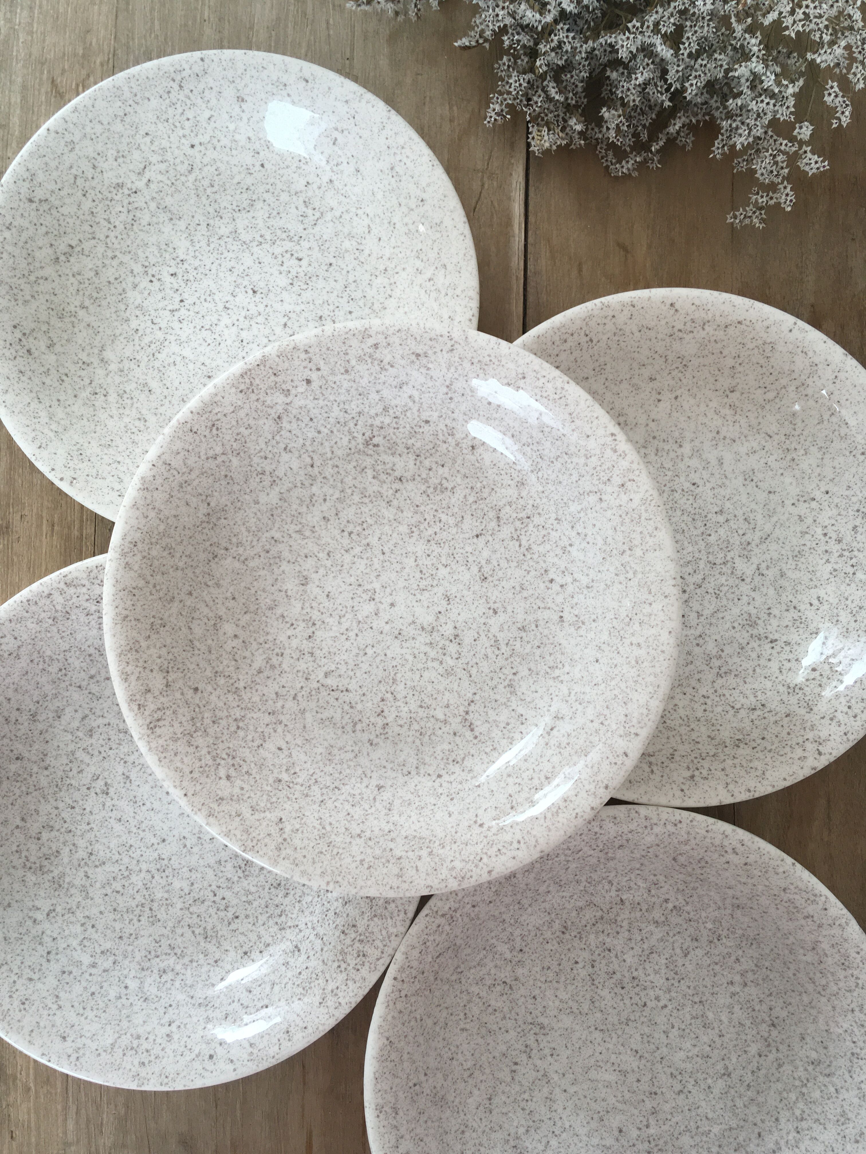 Beige speckled hollow plates