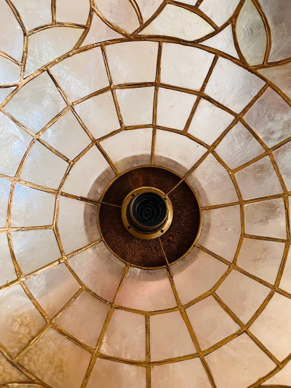 Suspension nacre et laiton, motifs fleuris