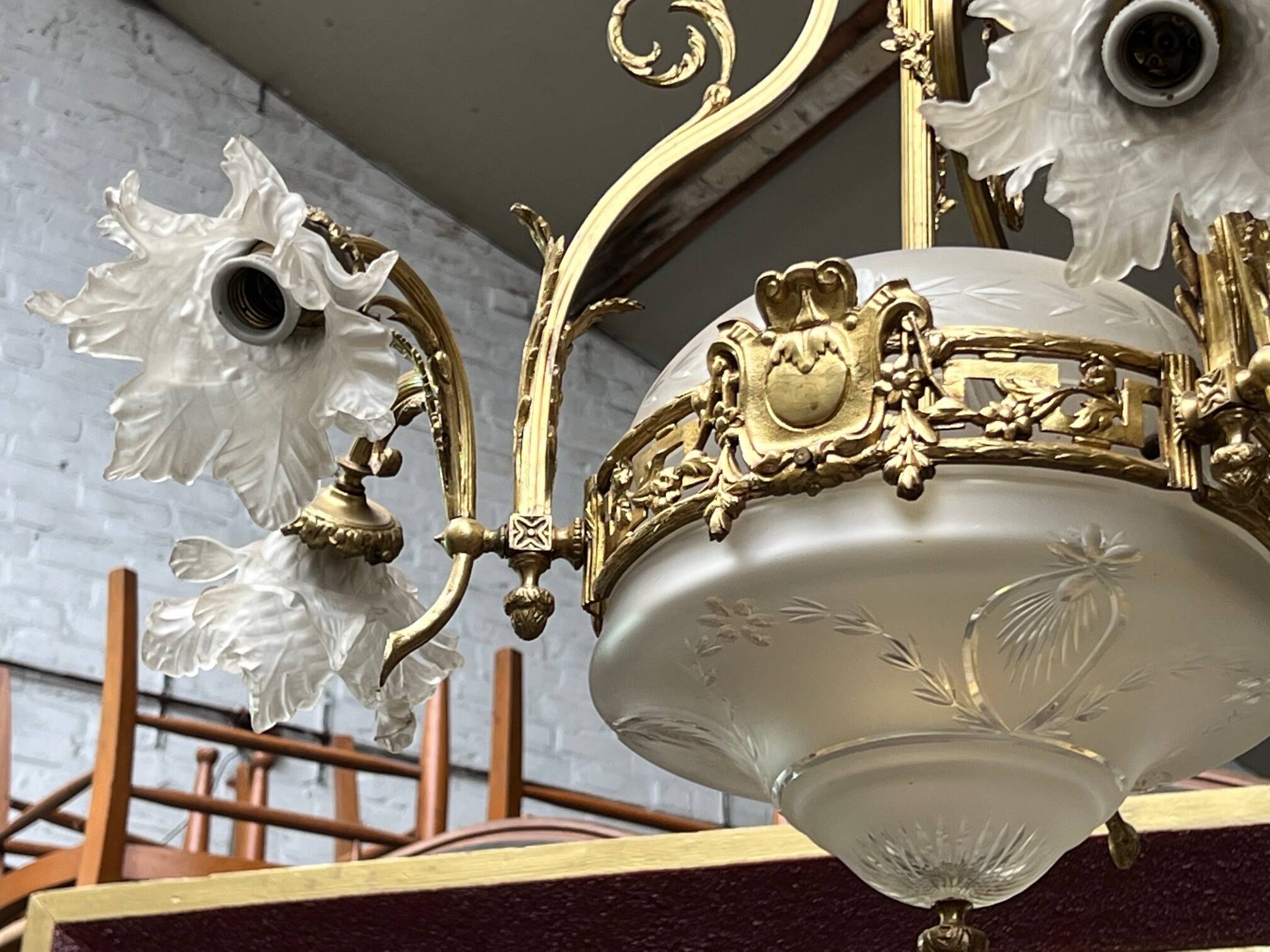 Chandelier with ram's heads. Louis XVI. Gilded bronze. Crystal.